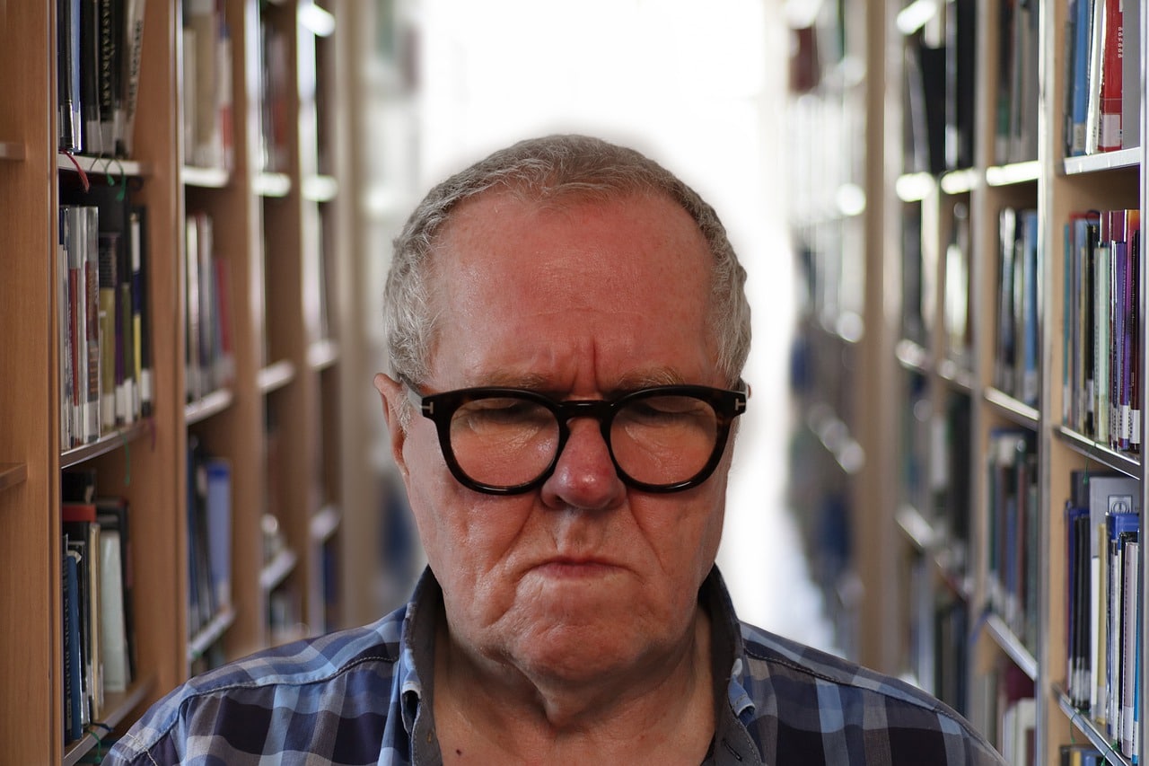 Homem idoso na biblioteca