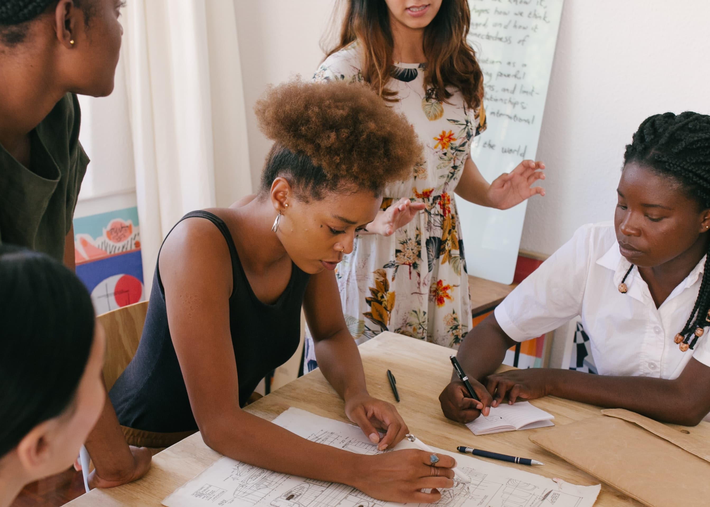 Pessoas ao redor da mesa de trabalho