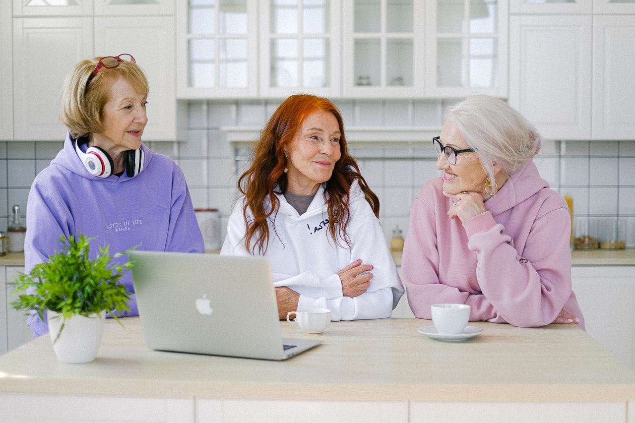 Trio de mulheres na terceira idade na frente do computador