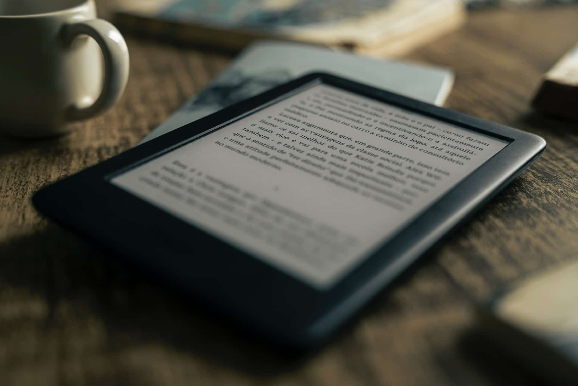 Kindle em cima da mesa.