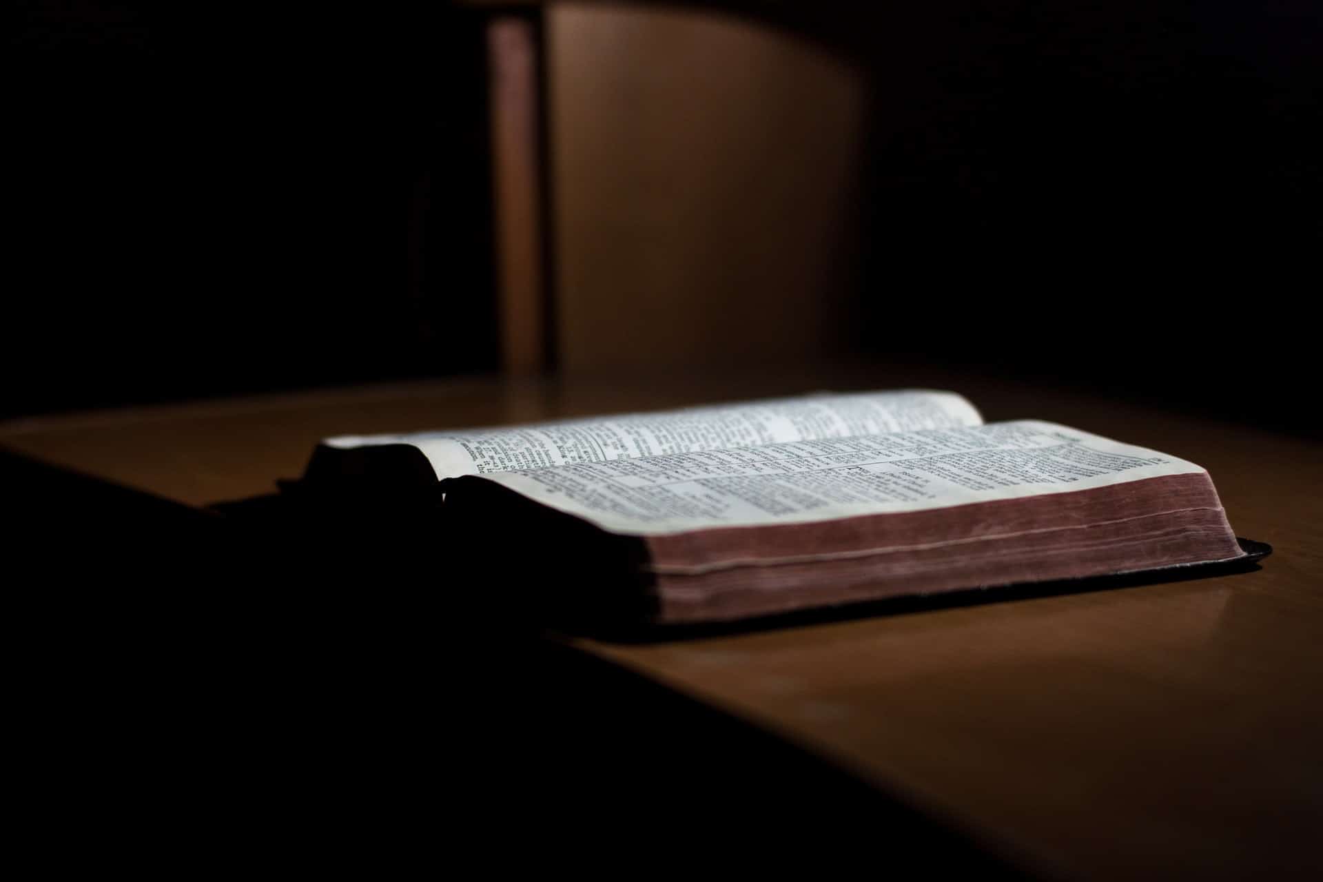 Biblia aberta na página