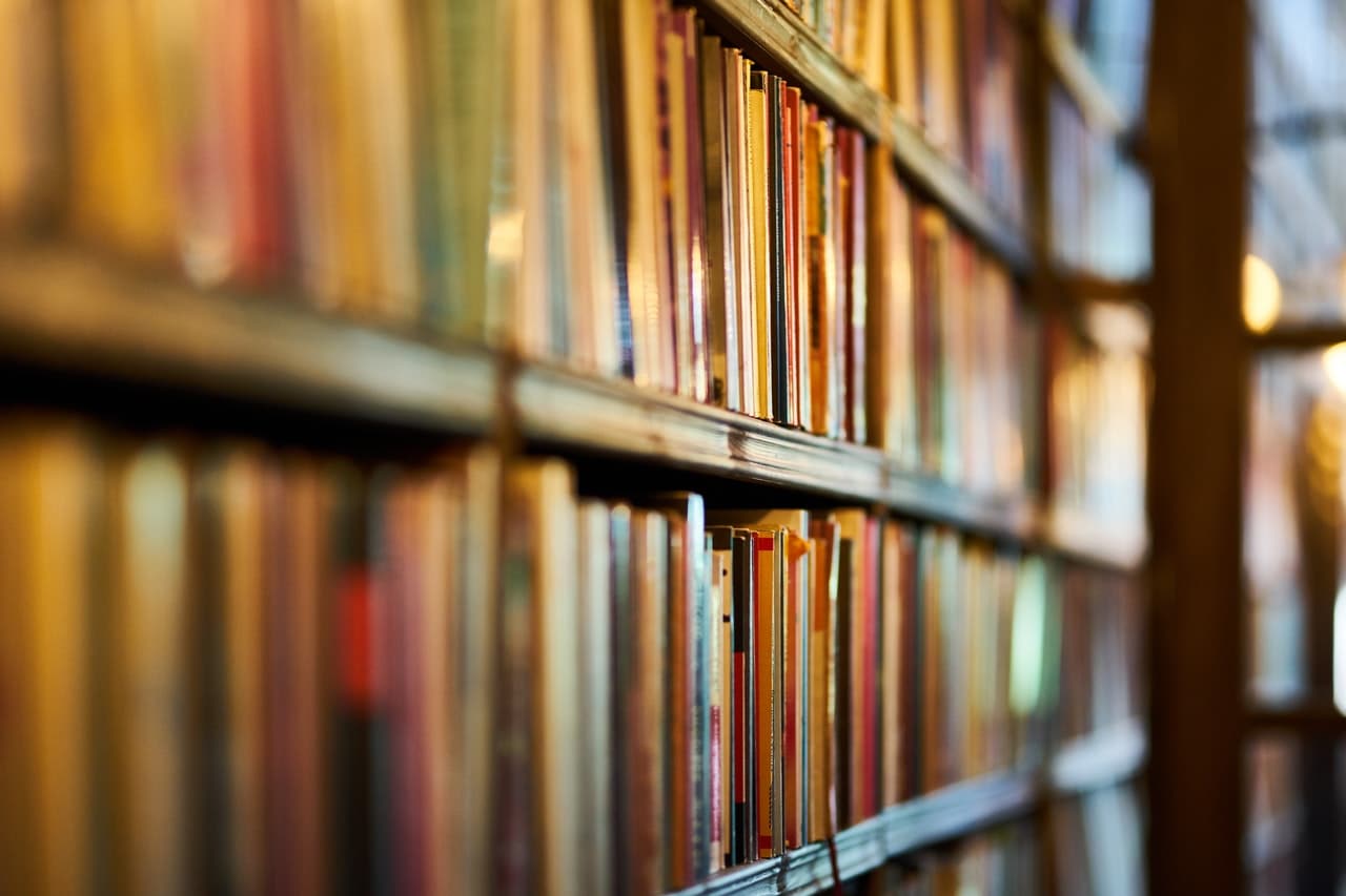 Estante de biblioteca cheia de livros.