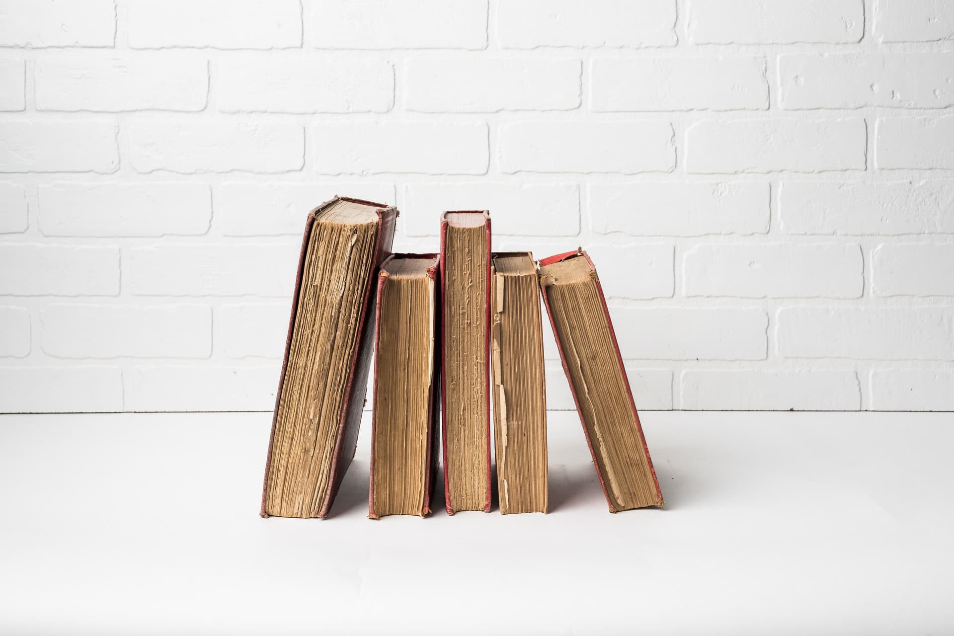 Livros antigos lado a lado