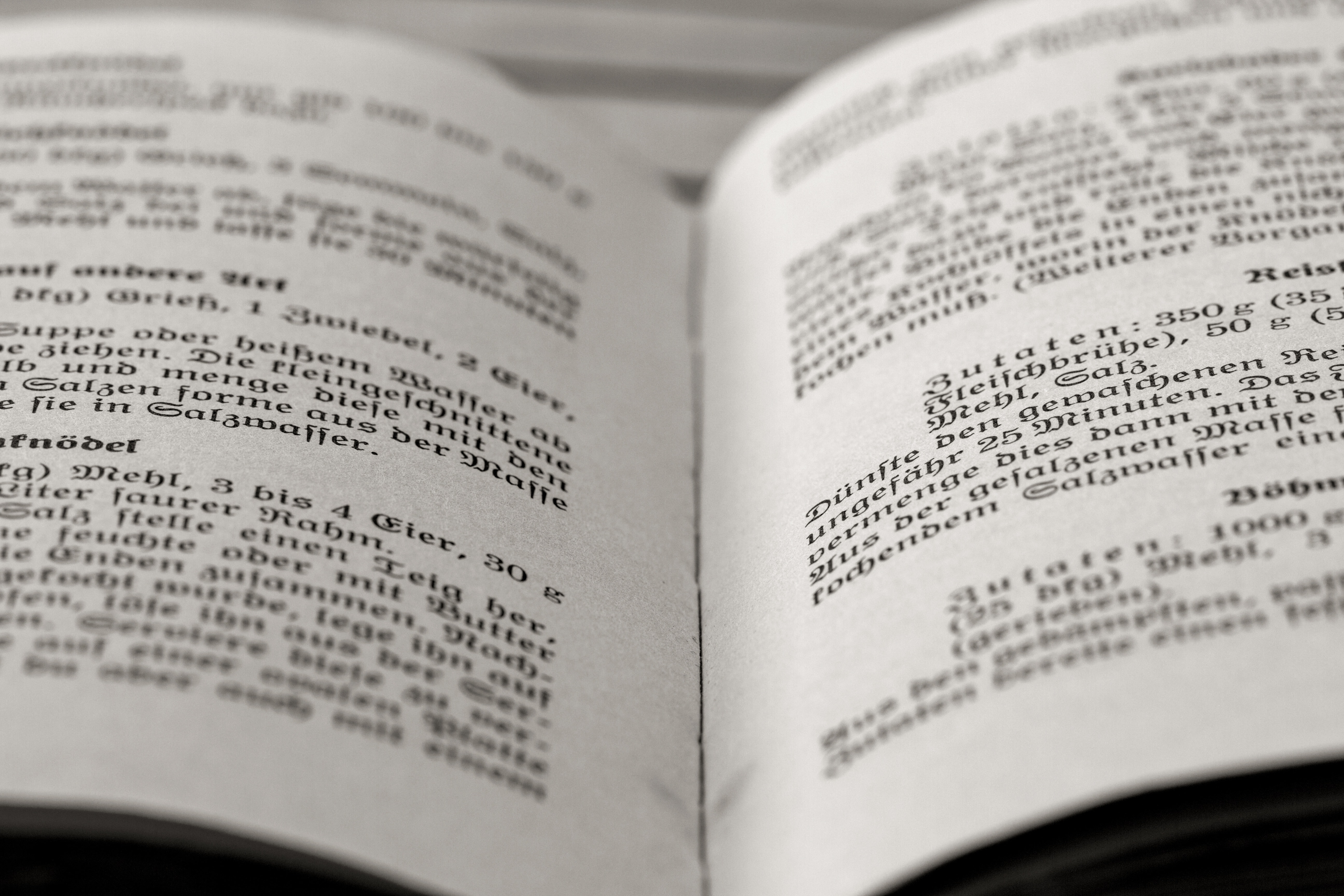 Livro aberto de alemão.