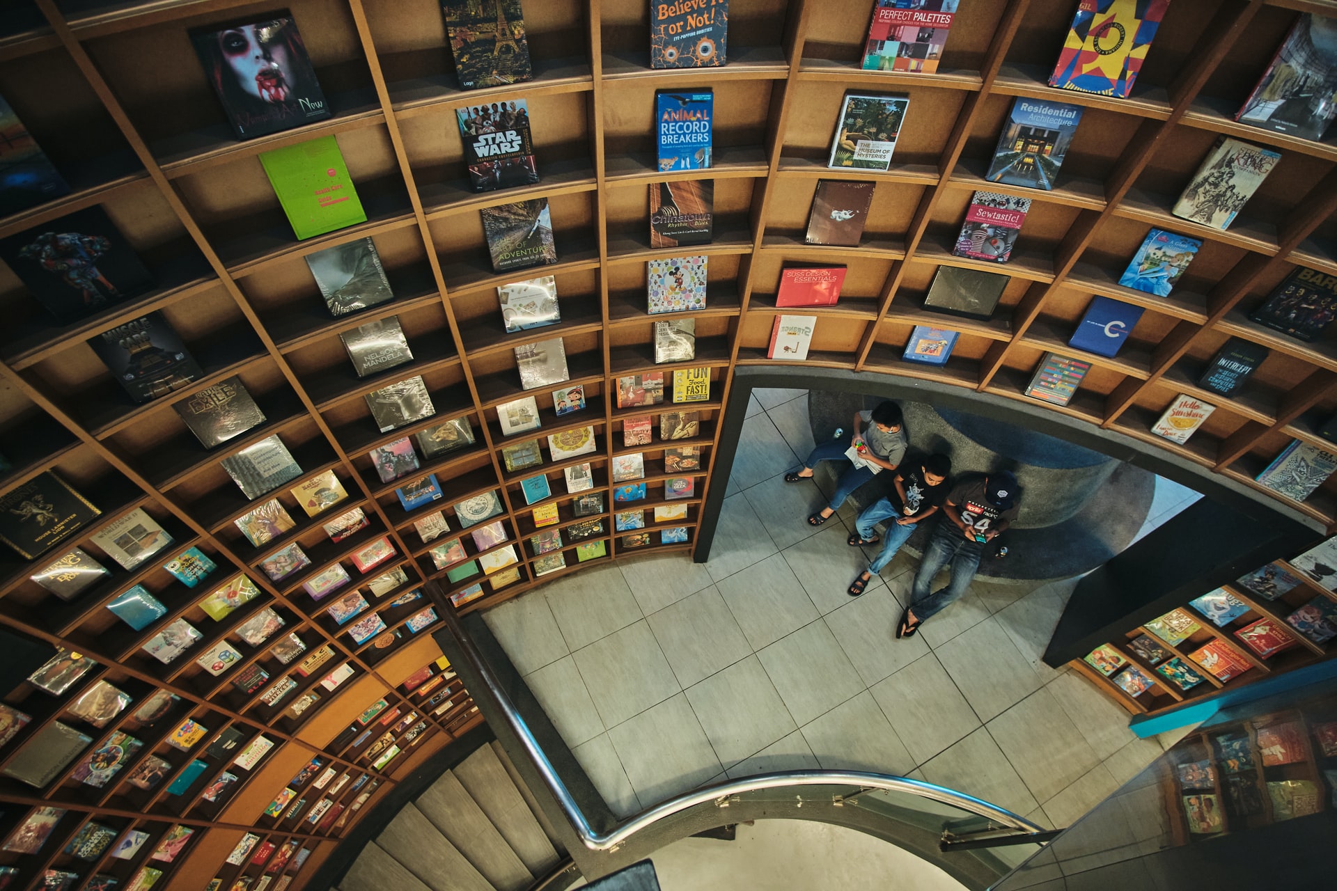 Livraria com livros nas estantes
