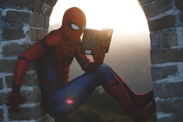 Heroi contemporaneo homem aranha lendo livro