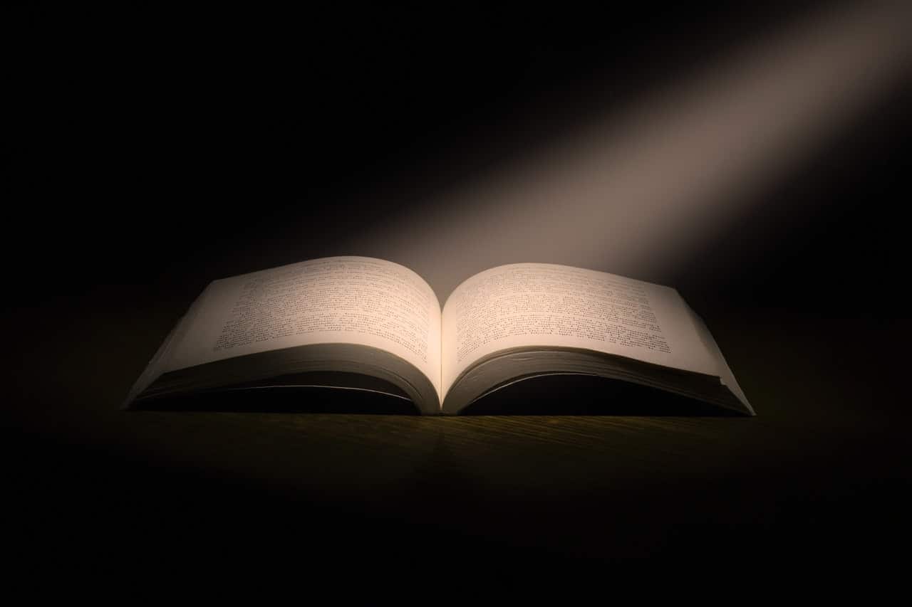 Livro com raio de luz