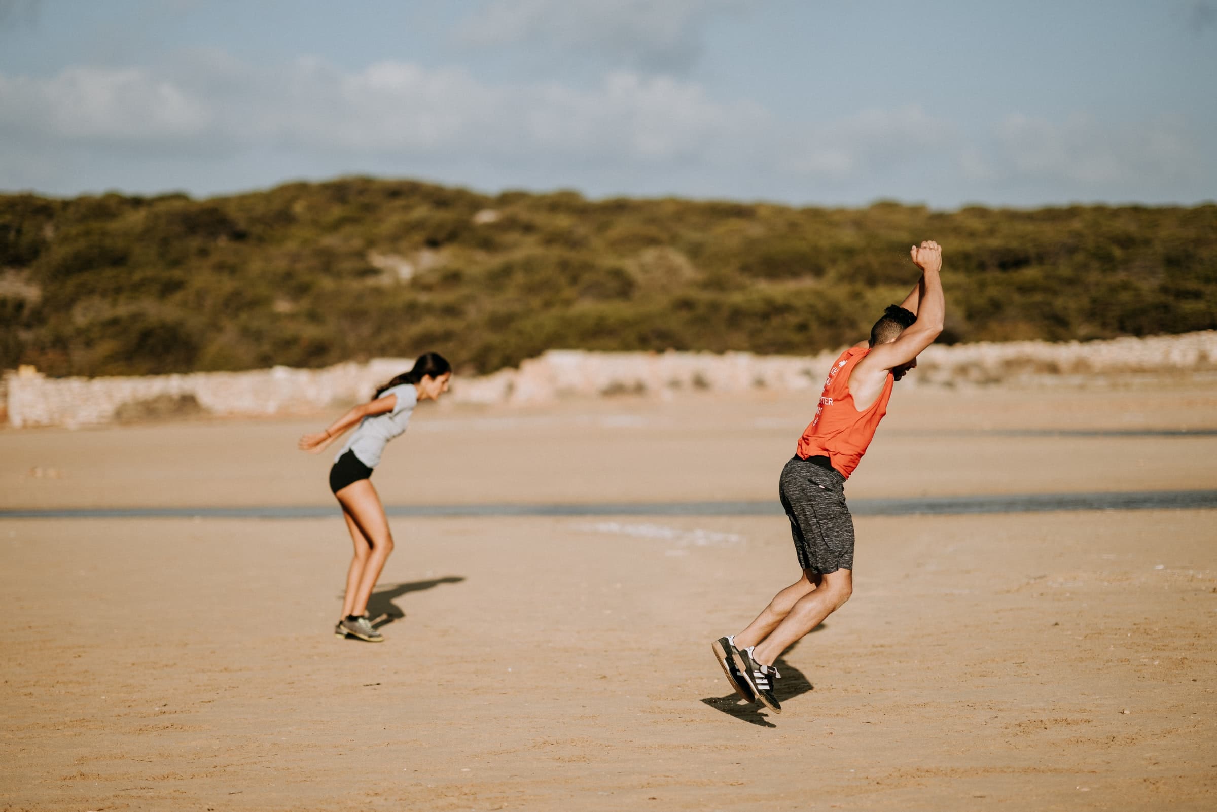 Dupla se exercitando na praia 