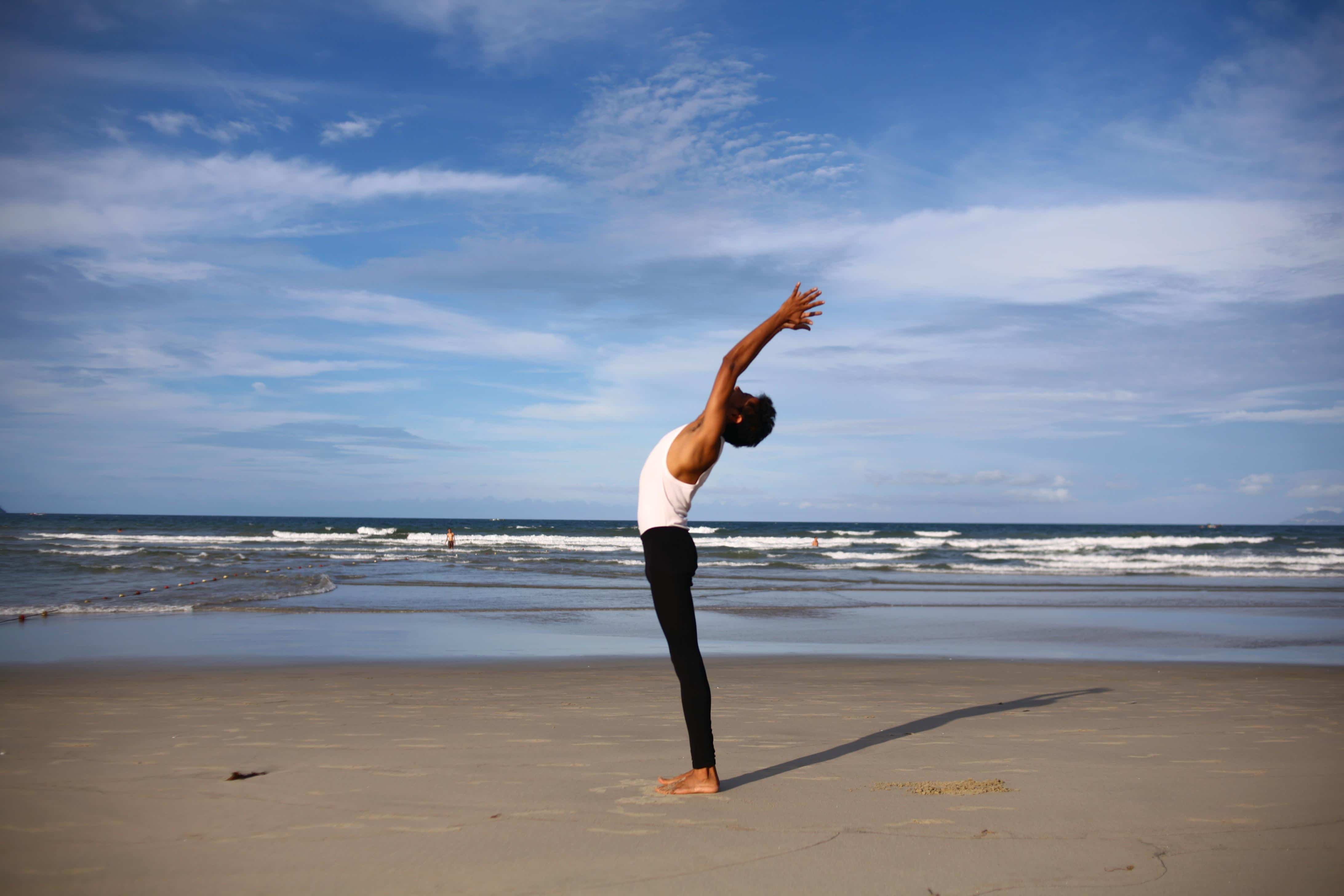 Homem se exercitando na praia.