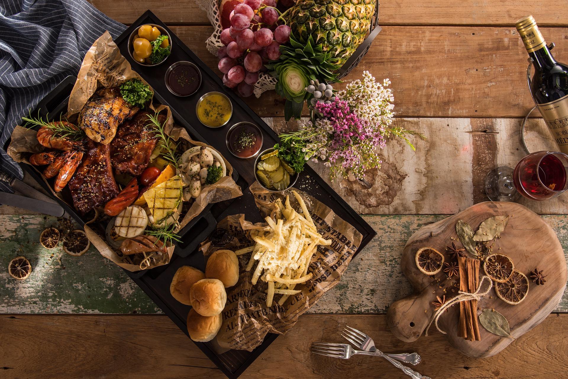 Mesa com os pratos da páscoa.