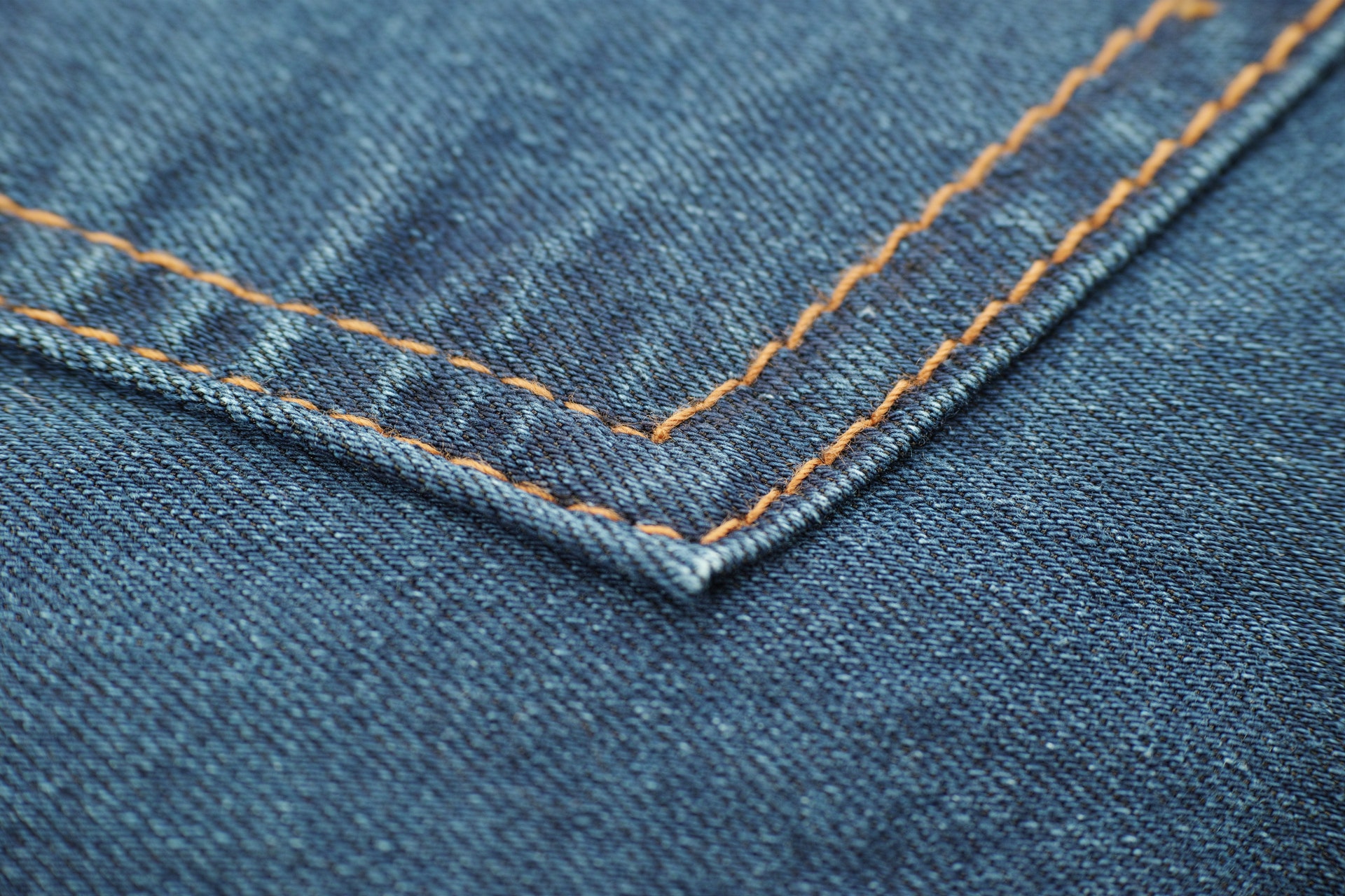 Jeans com linha laranja
