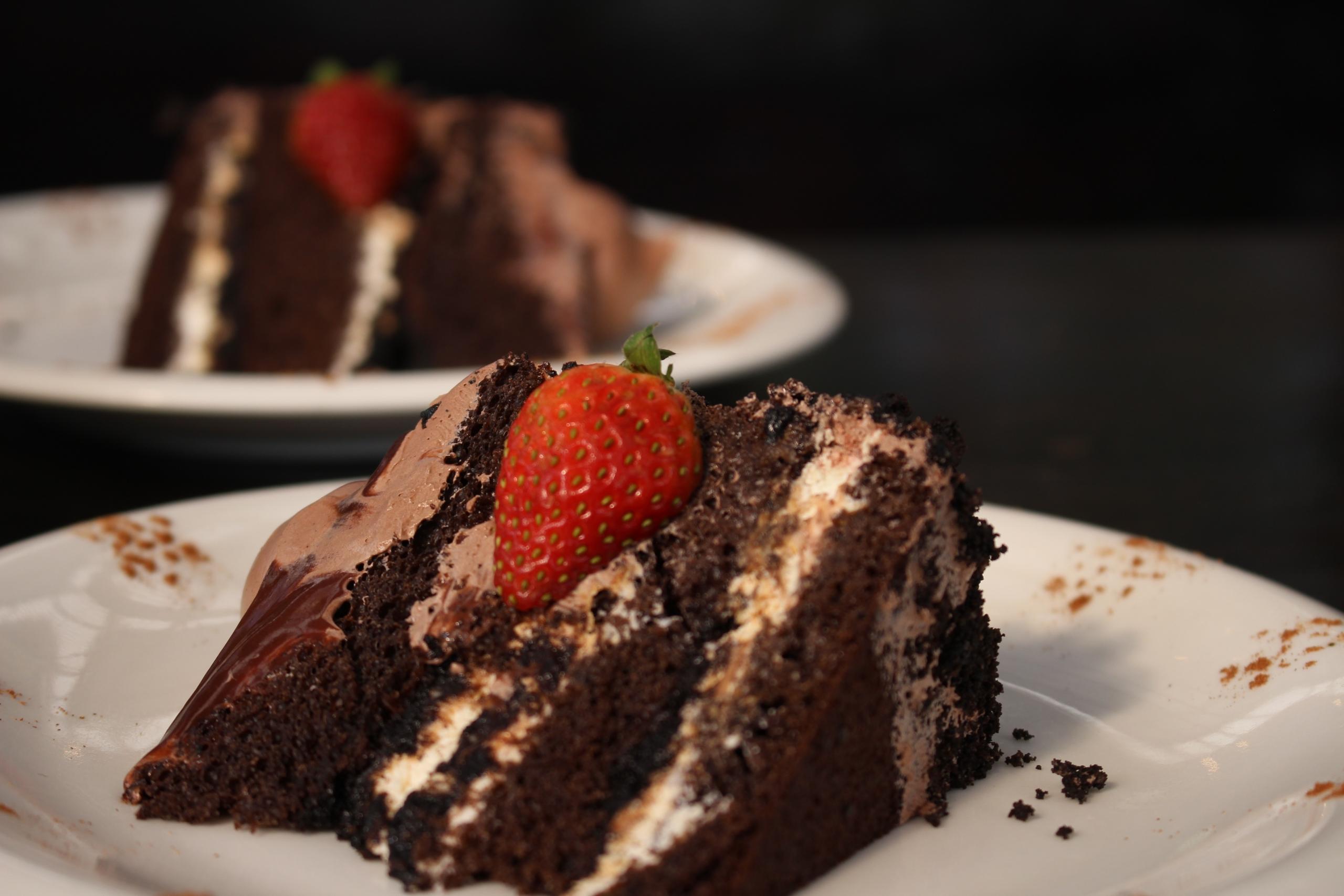 Torta de chocolate no prato.
