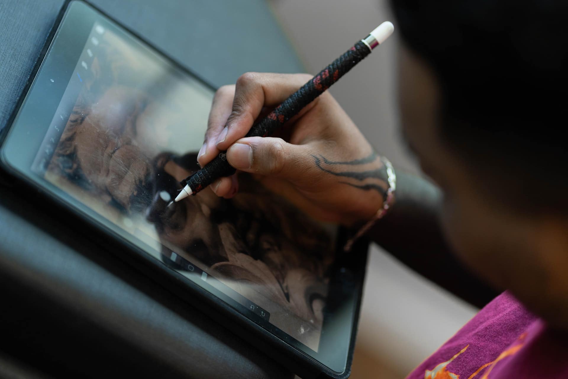 Mão com caneta no tablet
