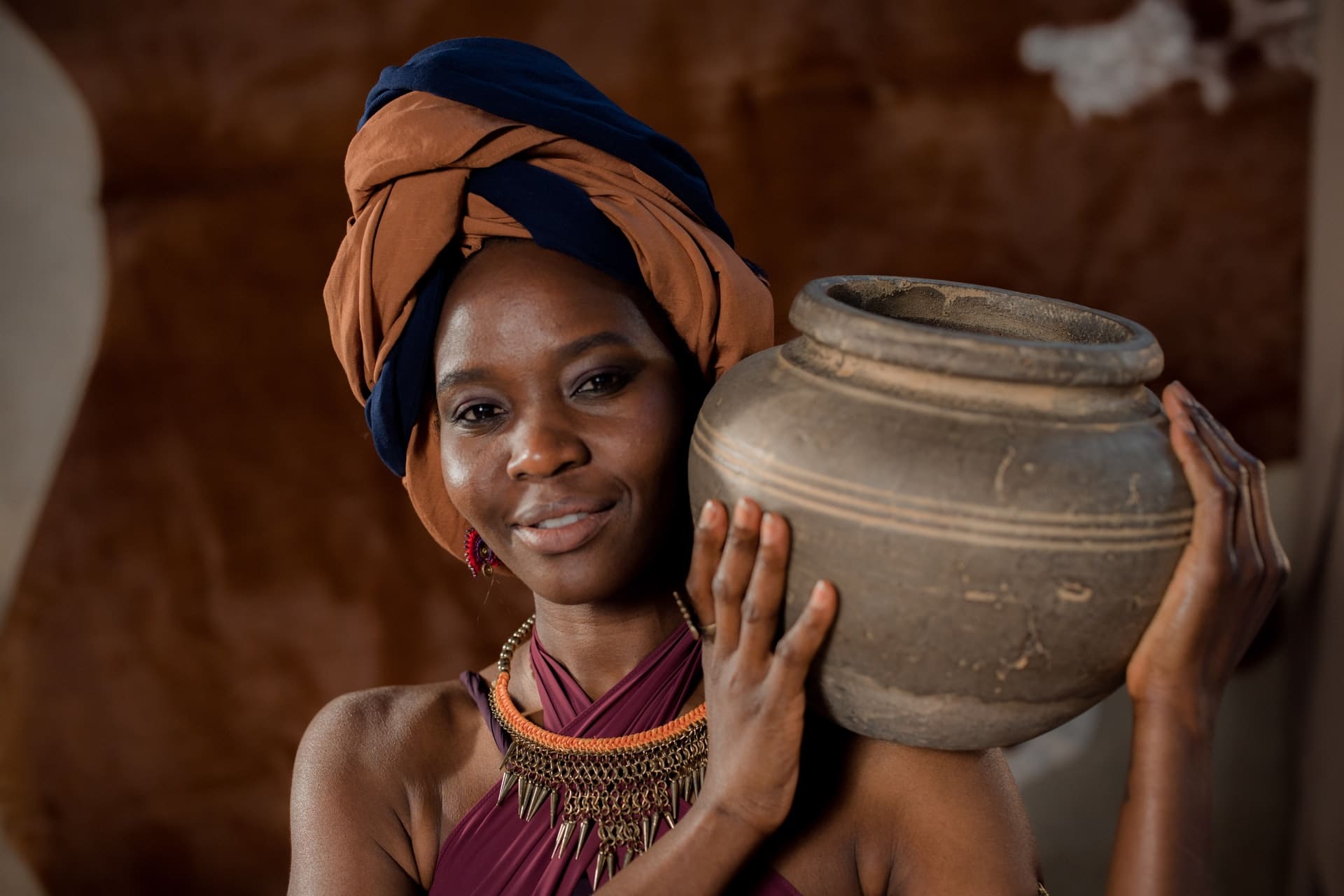 Mulher segurando vaso artesanal