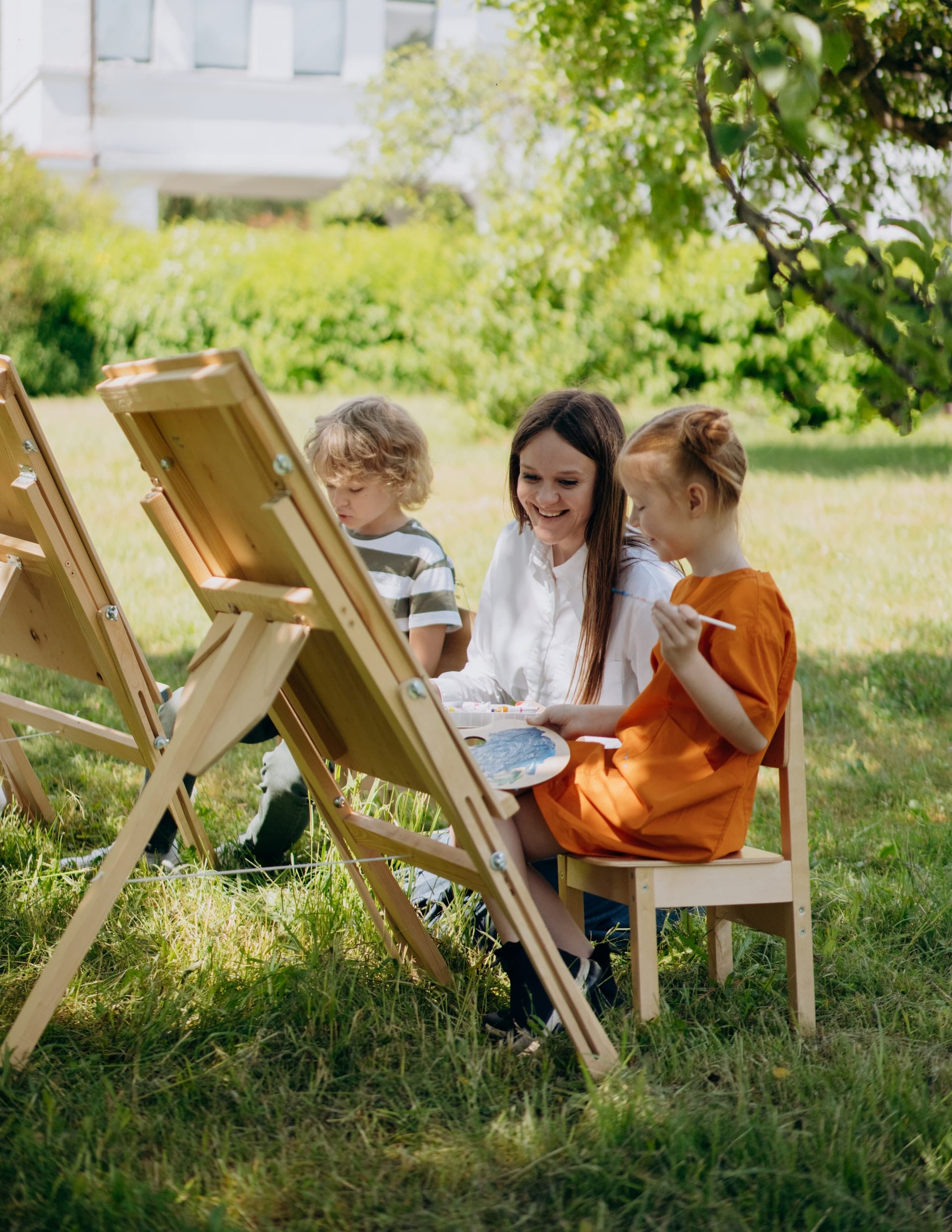 Pessoas pintando no parque