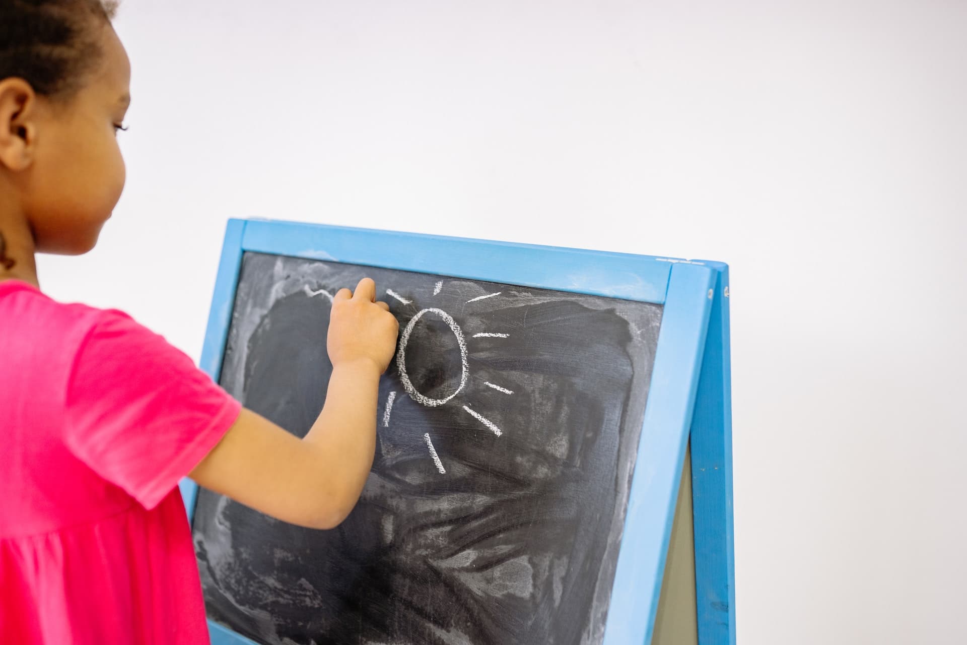Menina desenhando na lousa