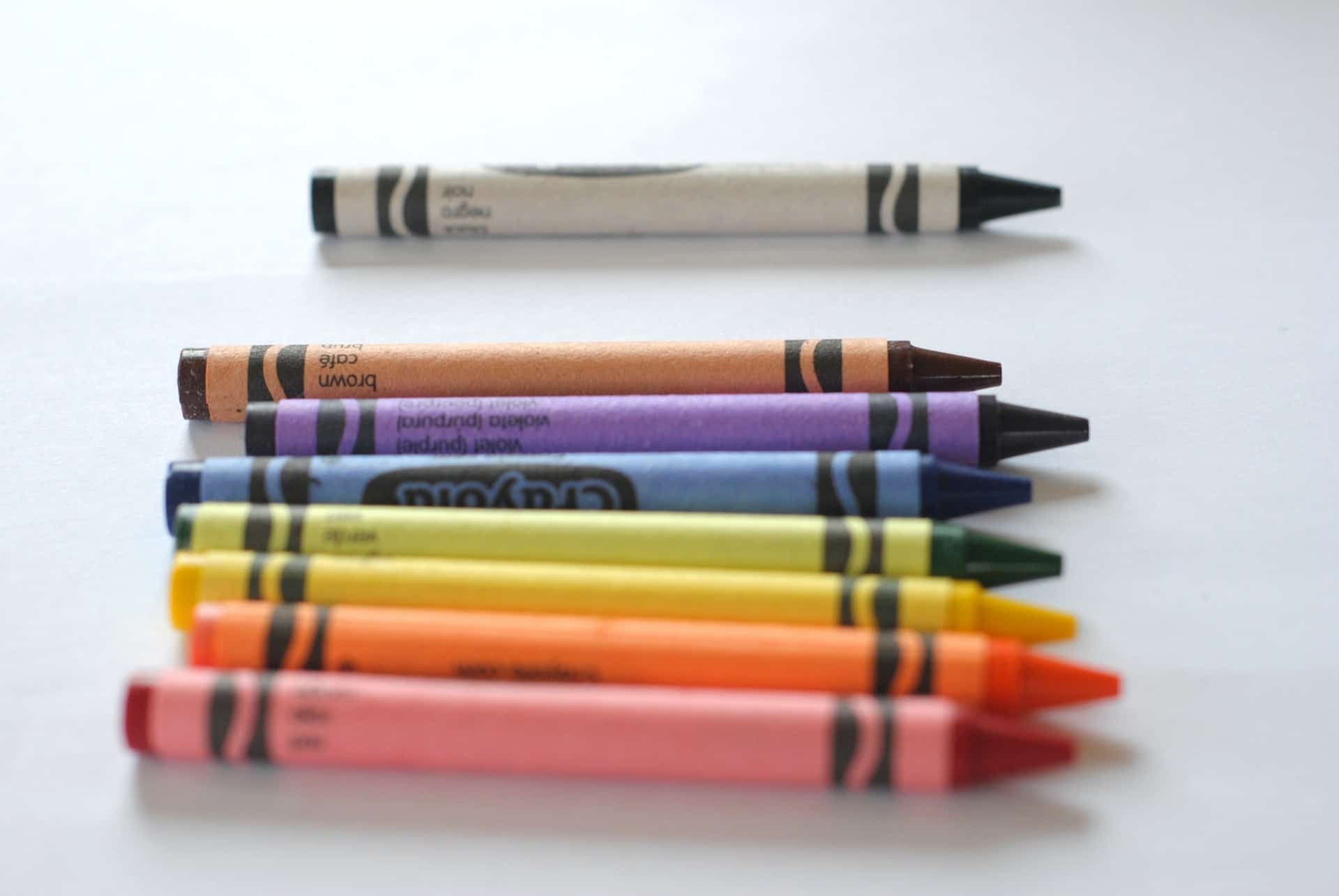 Giz de cera de várias cores sobre a mesa