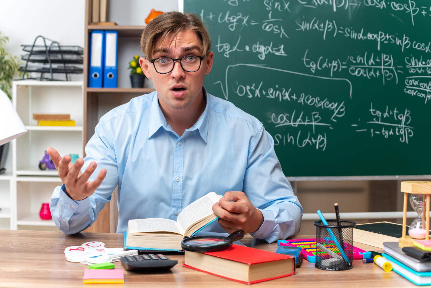 Professor surpreso com as informações do livro.