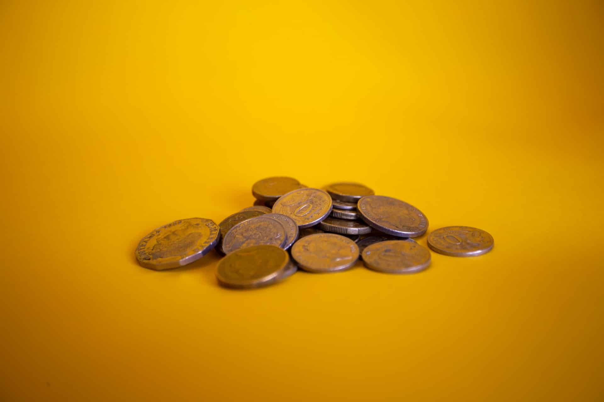 modeas de centavos em fundo laranja