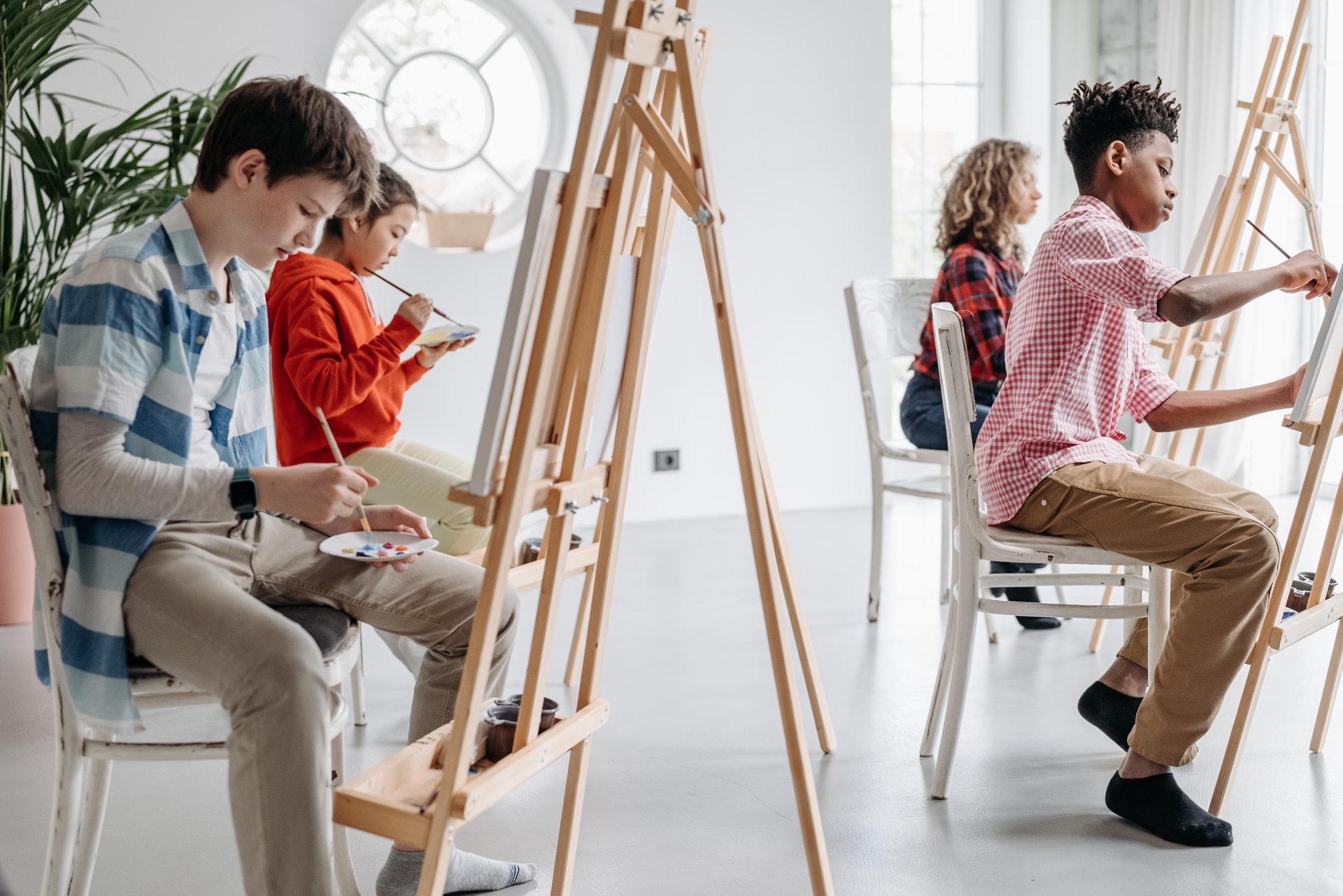 Alunos pintando quadros
