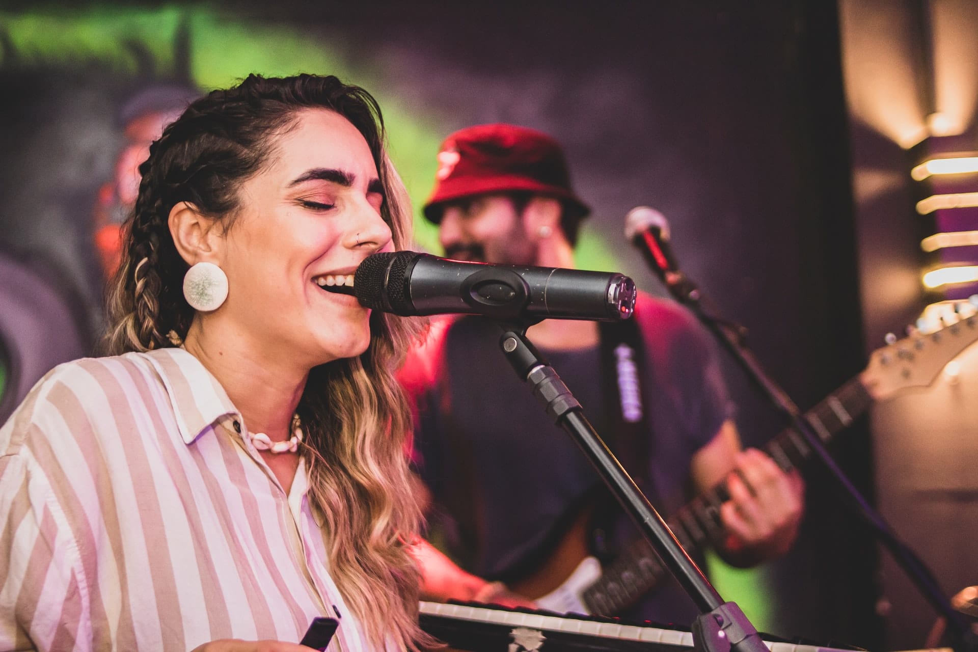 Mulher cantando no show.