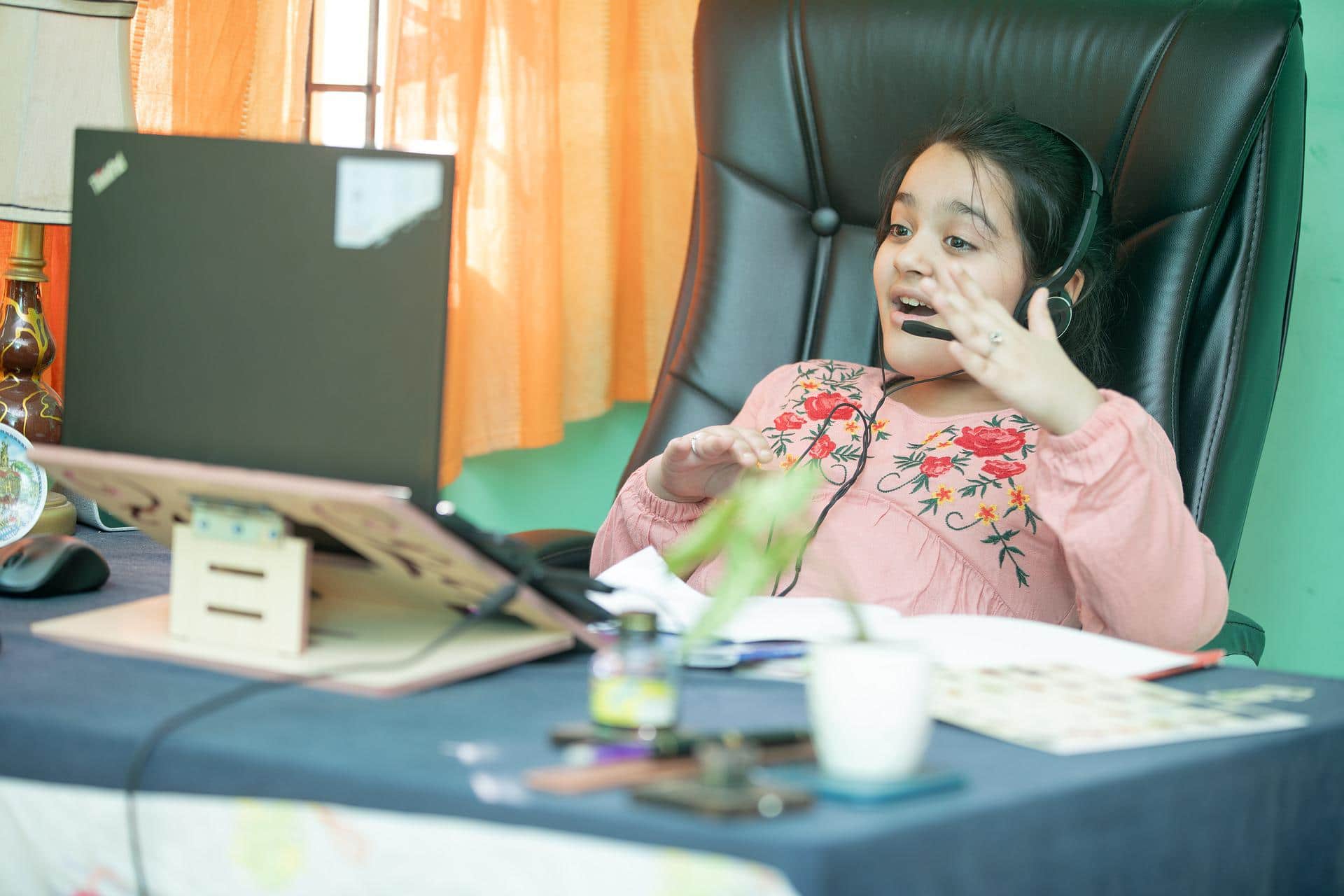 Menina assistindo à aula de chinês online.