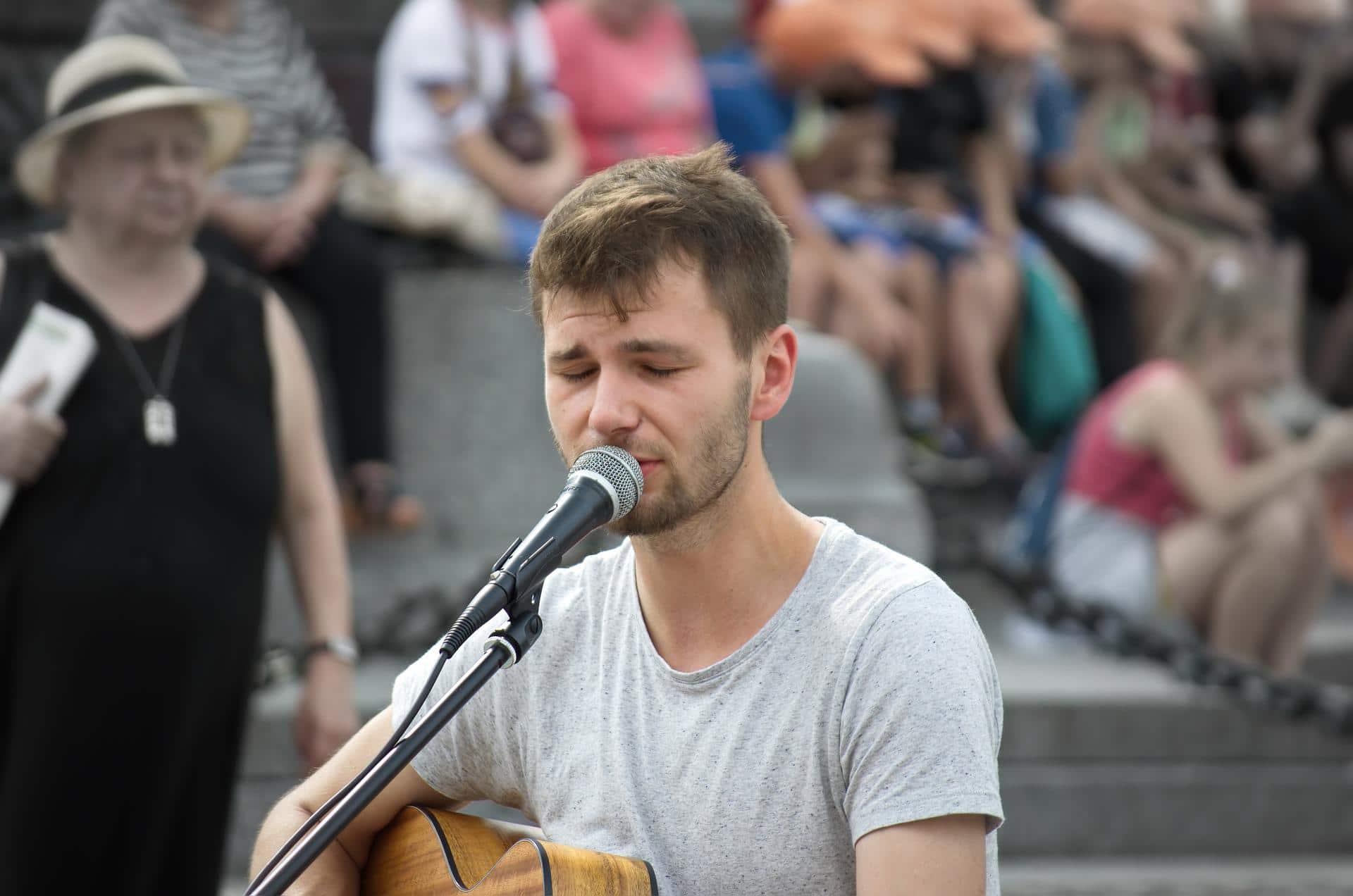 Homem cantando.