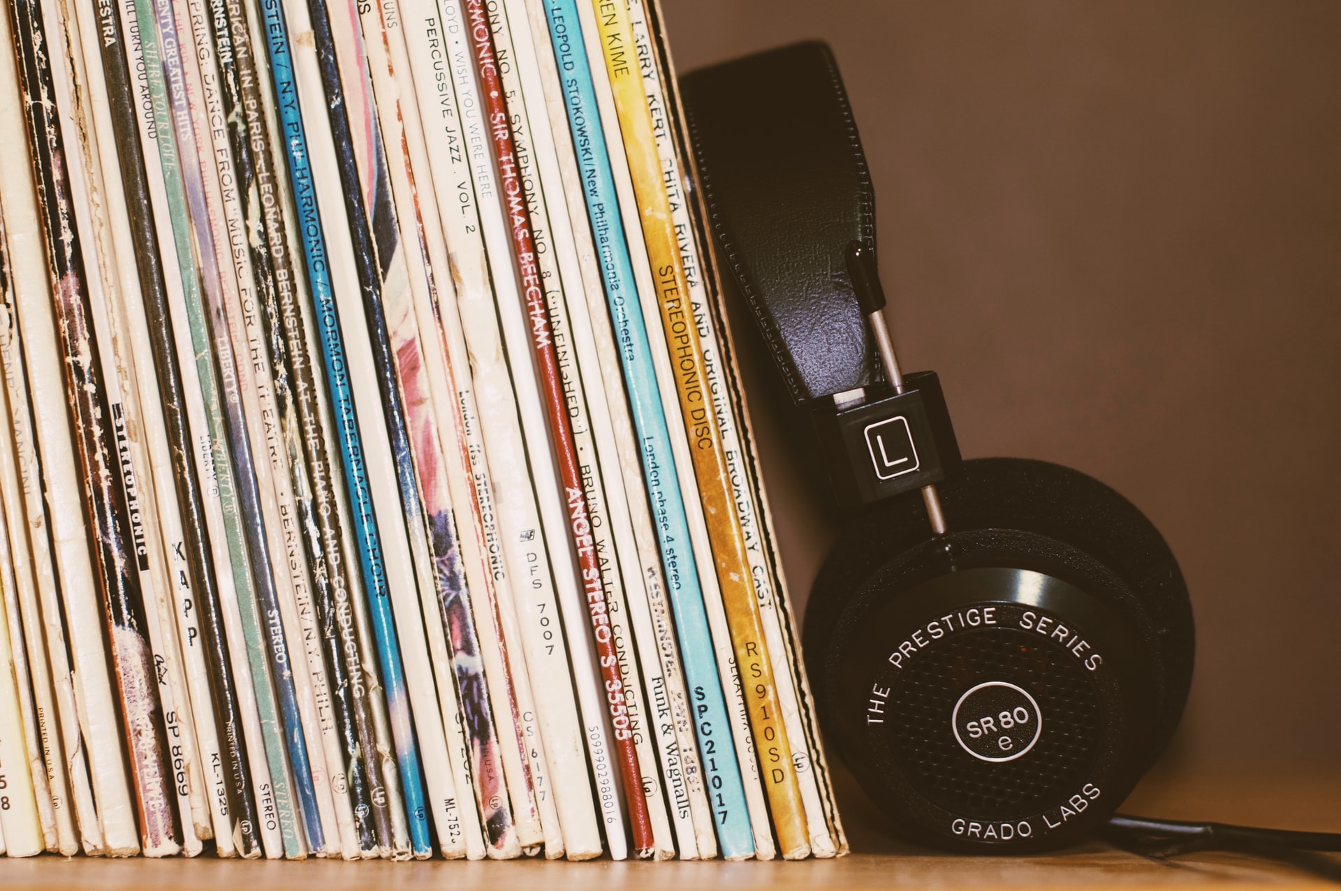 Livros e um headphone