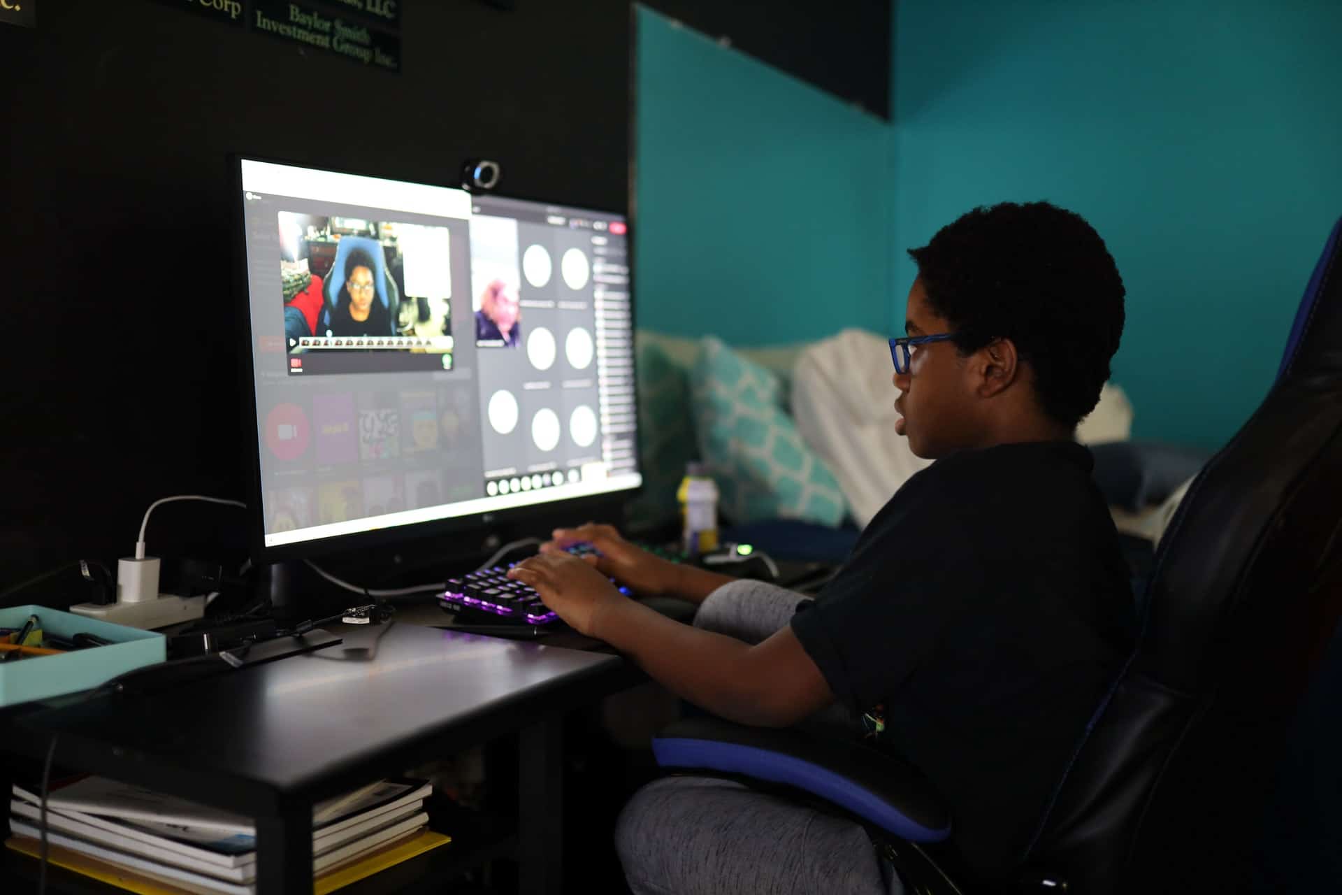 Menino estudando com aula de mandarim online.
