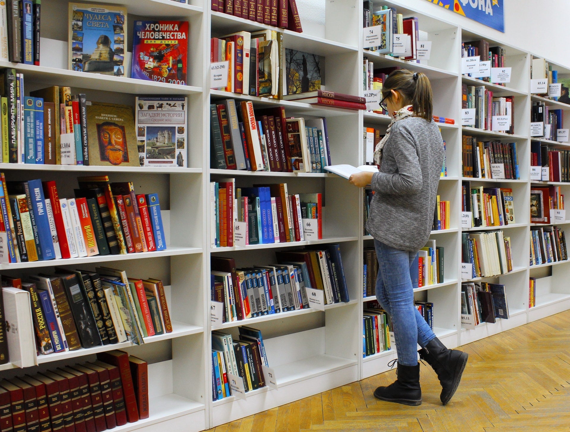 Estudante e estante de livros