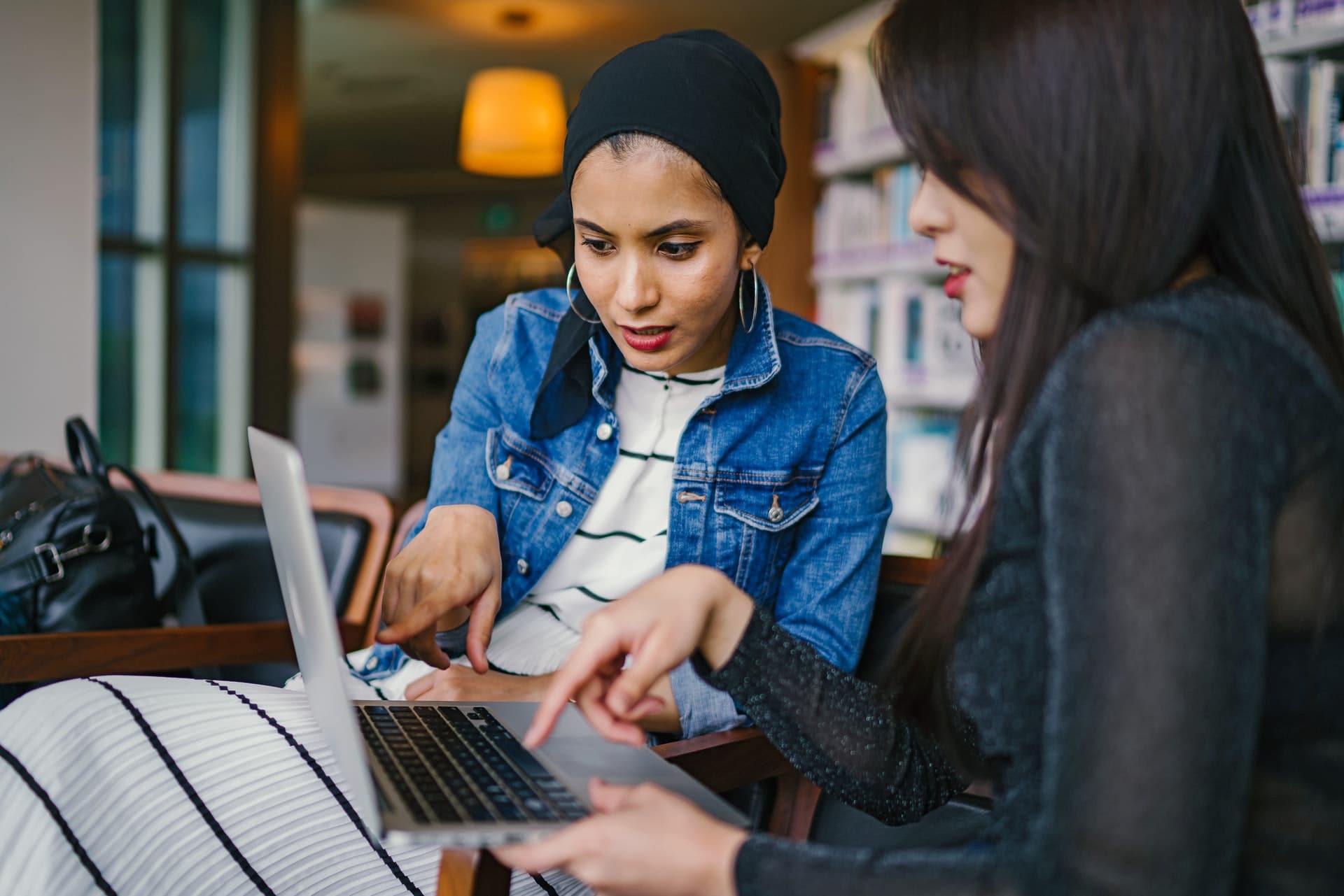 Duas mulheres olhando o computador