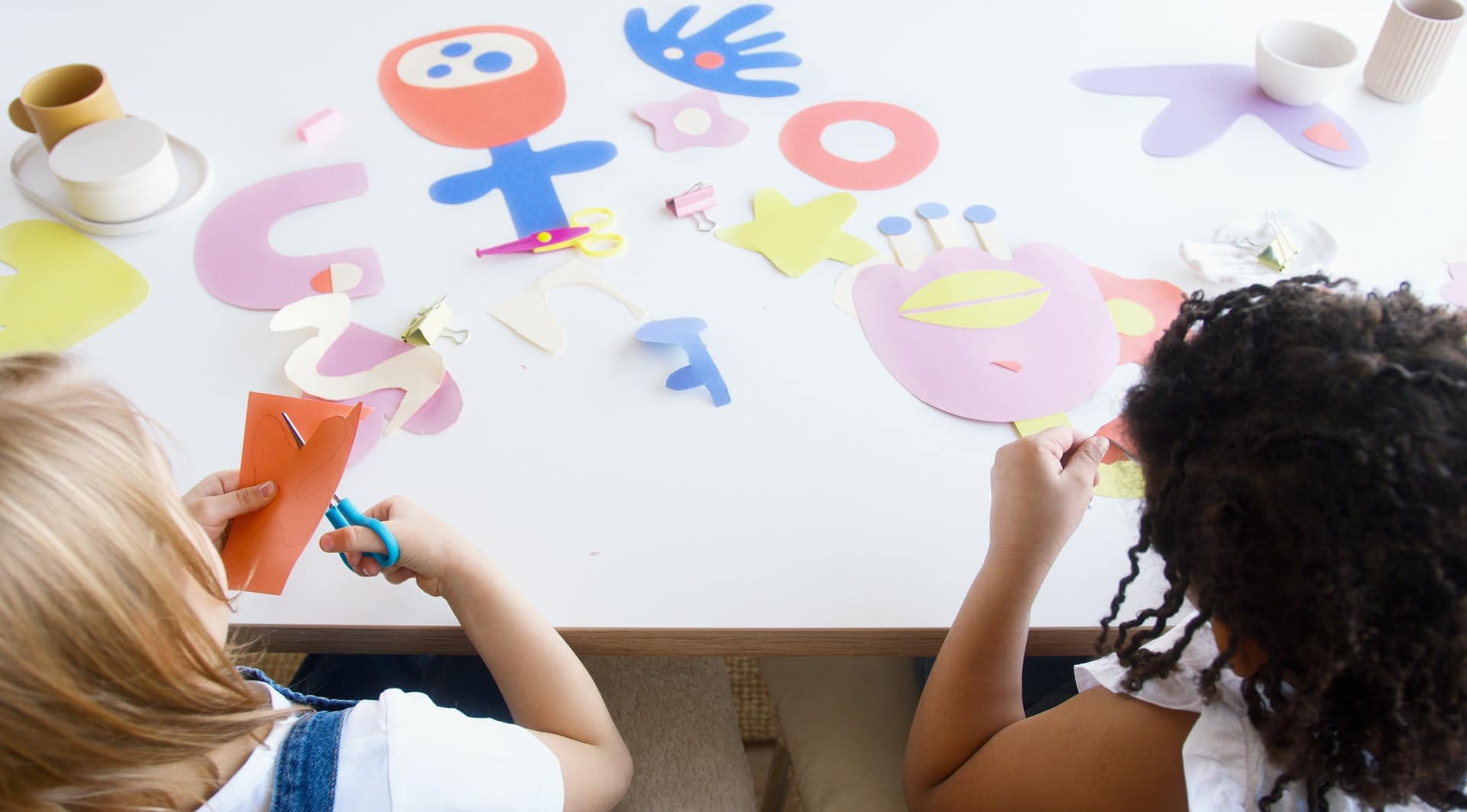 Crianças desenhando e pintando