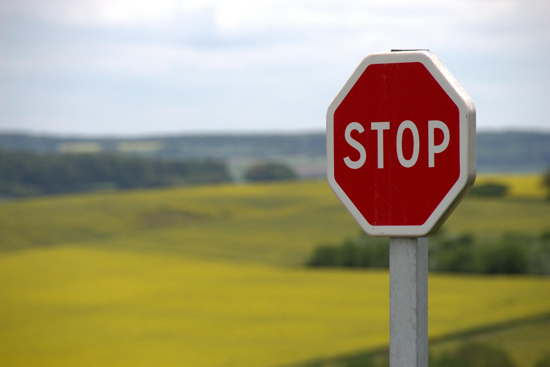 Placa de trânsito escrito "stop".