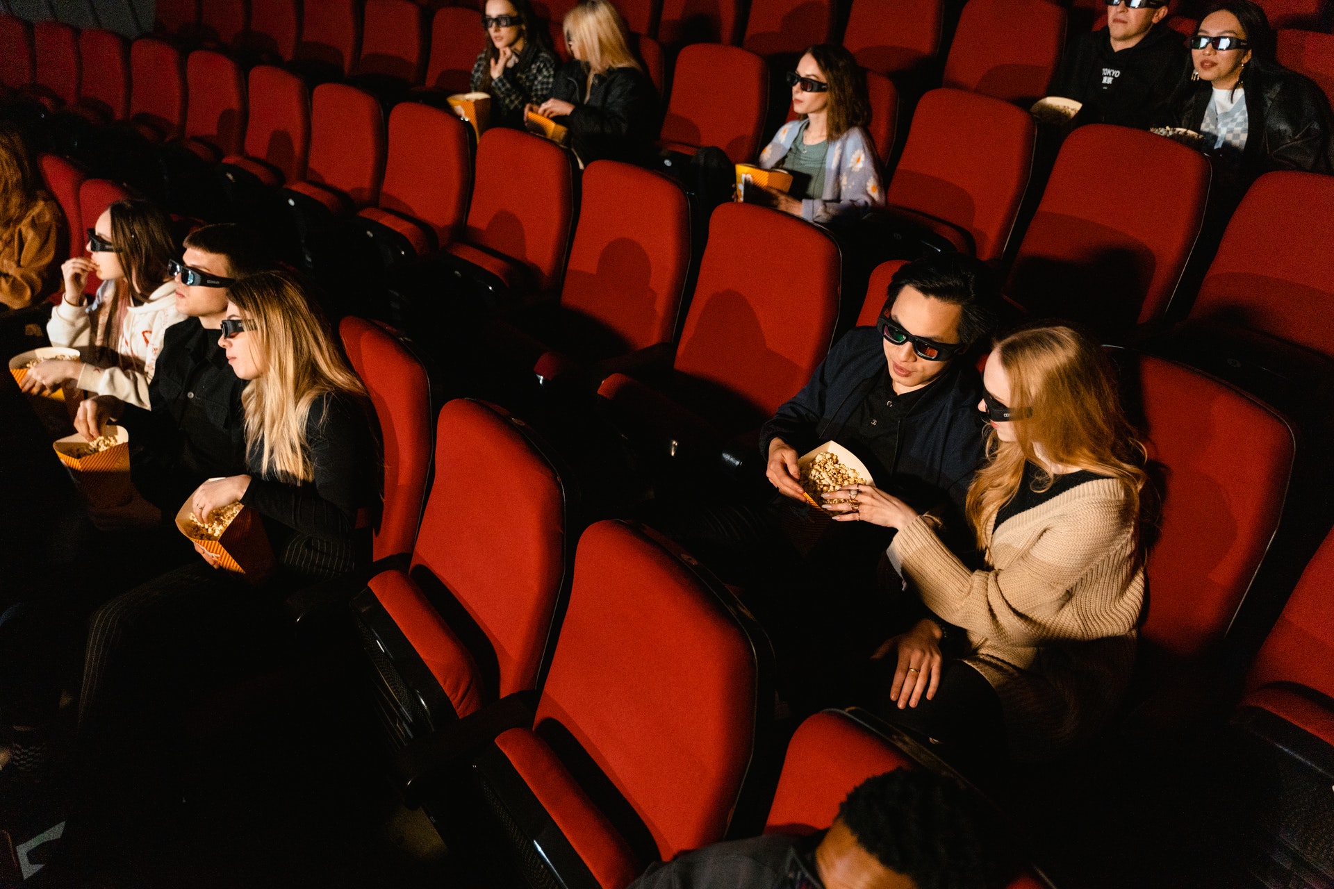 Cinema moderno com pessoas