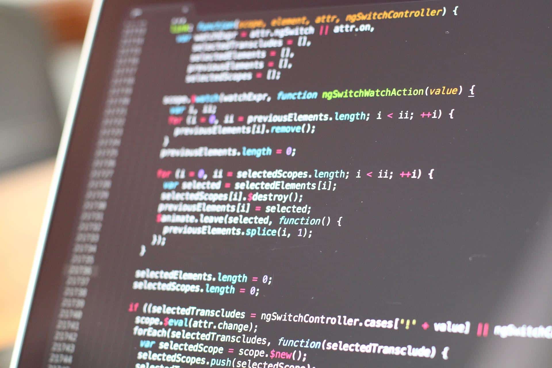 Códigos de programação em uma tela preta.