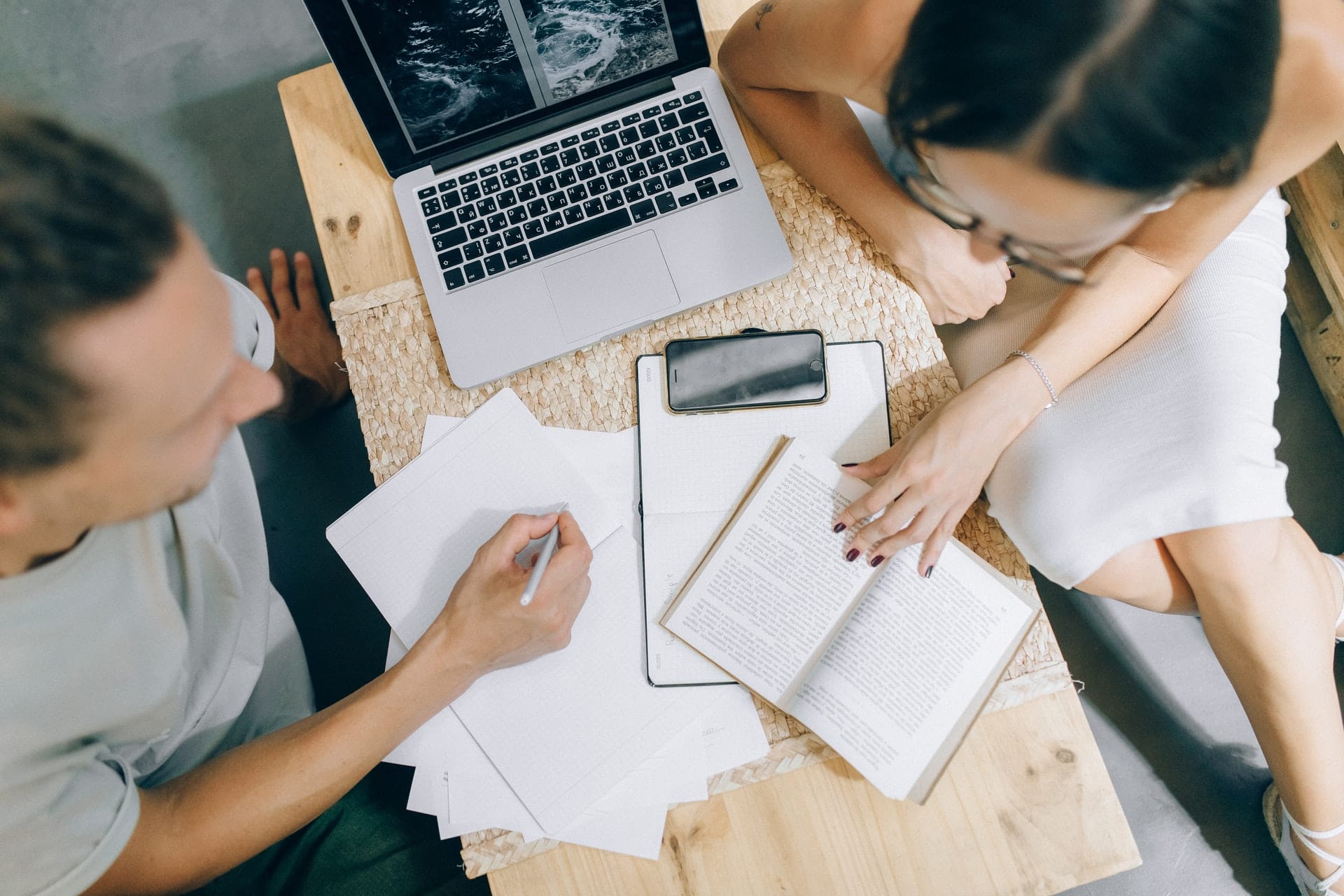 Pessoas estudando no computador