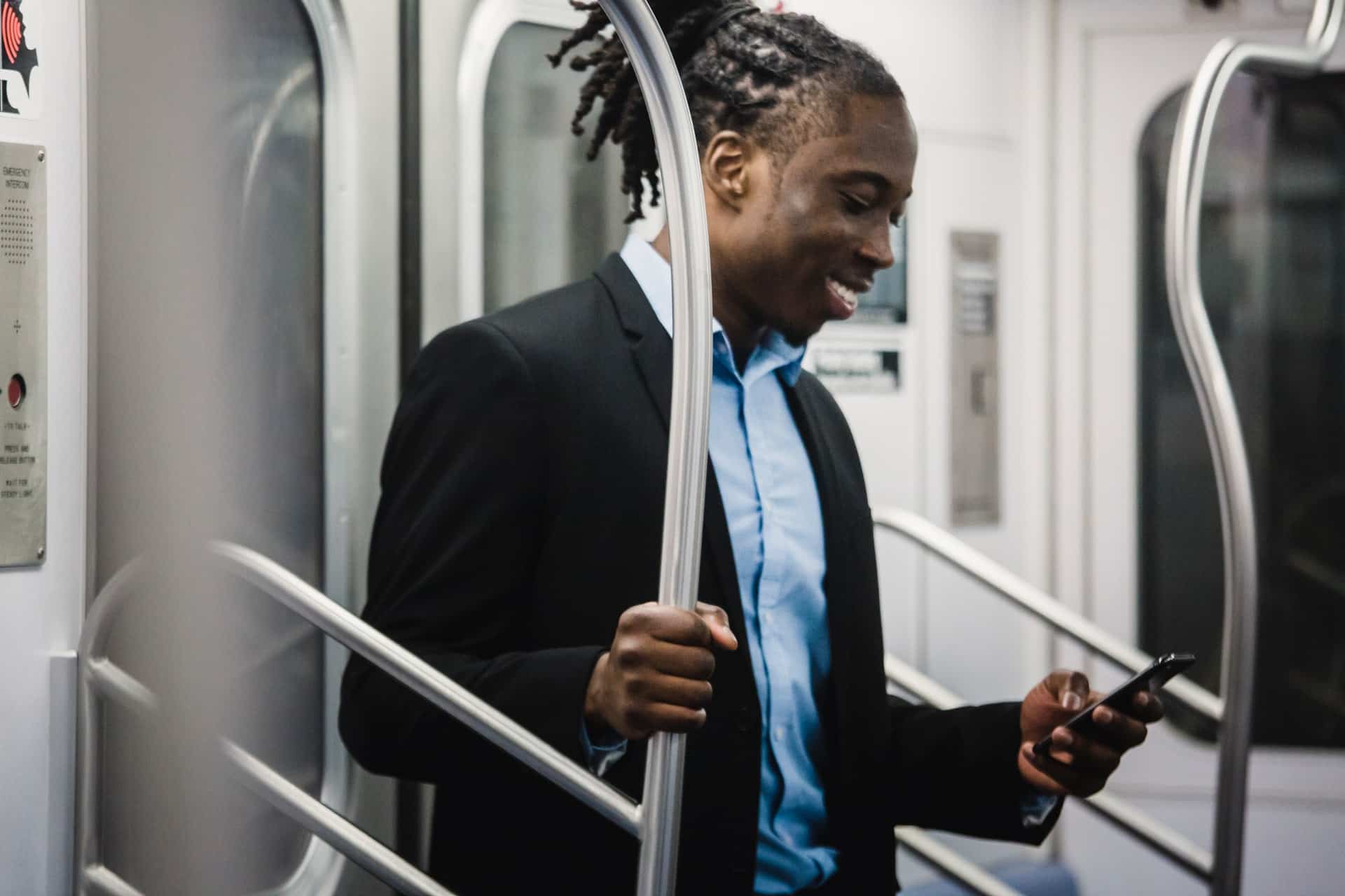 Rapaz no celular no metrô