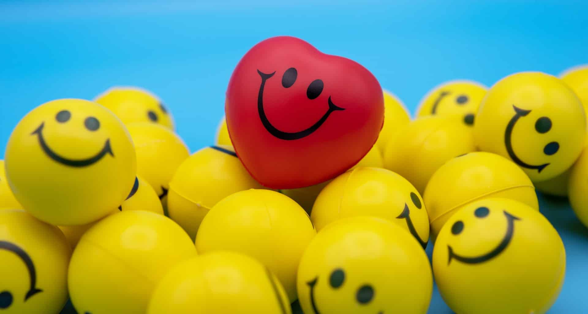 Vários smiles e um coração em destaque