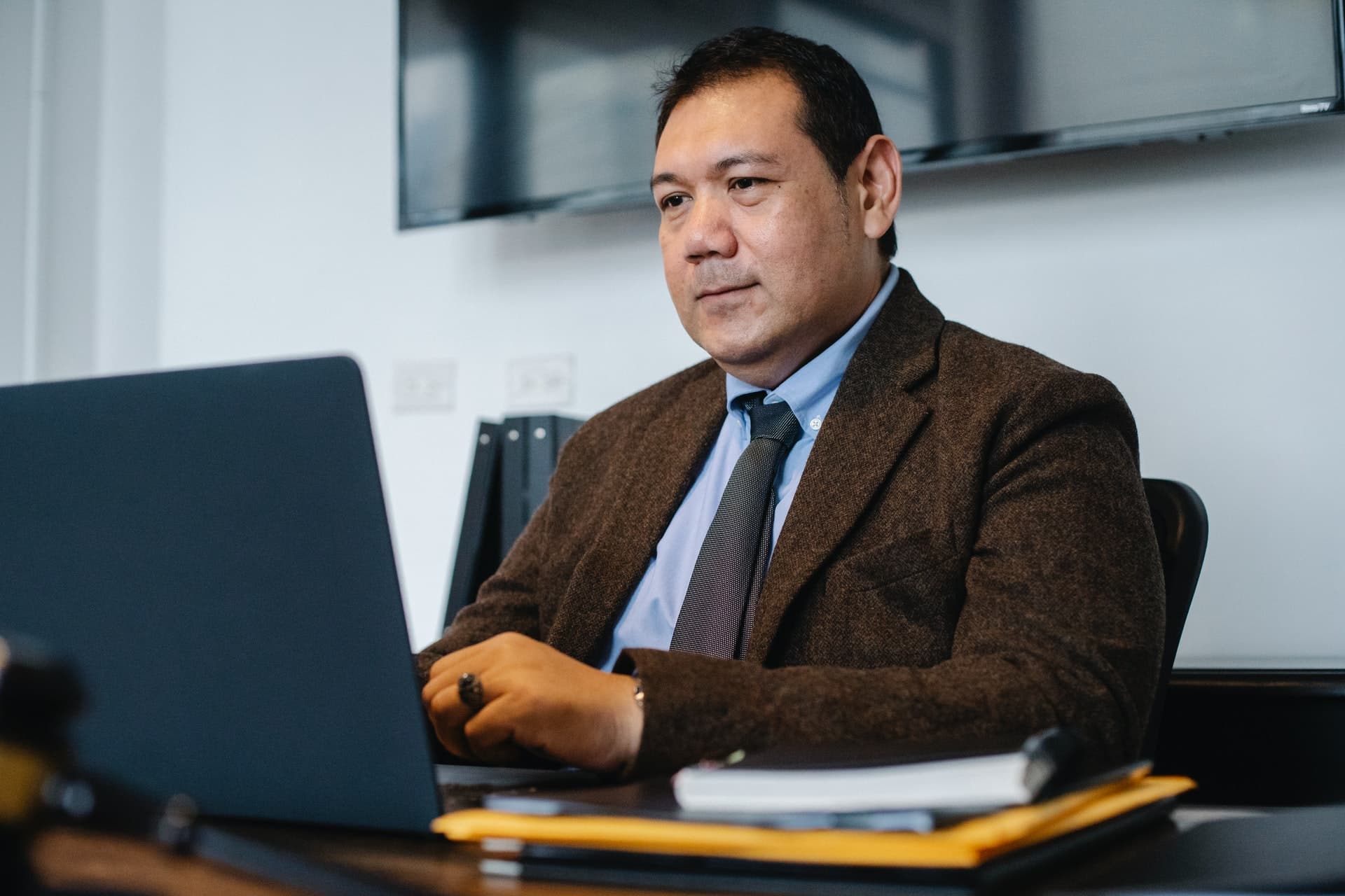 Homem mexendo no computador