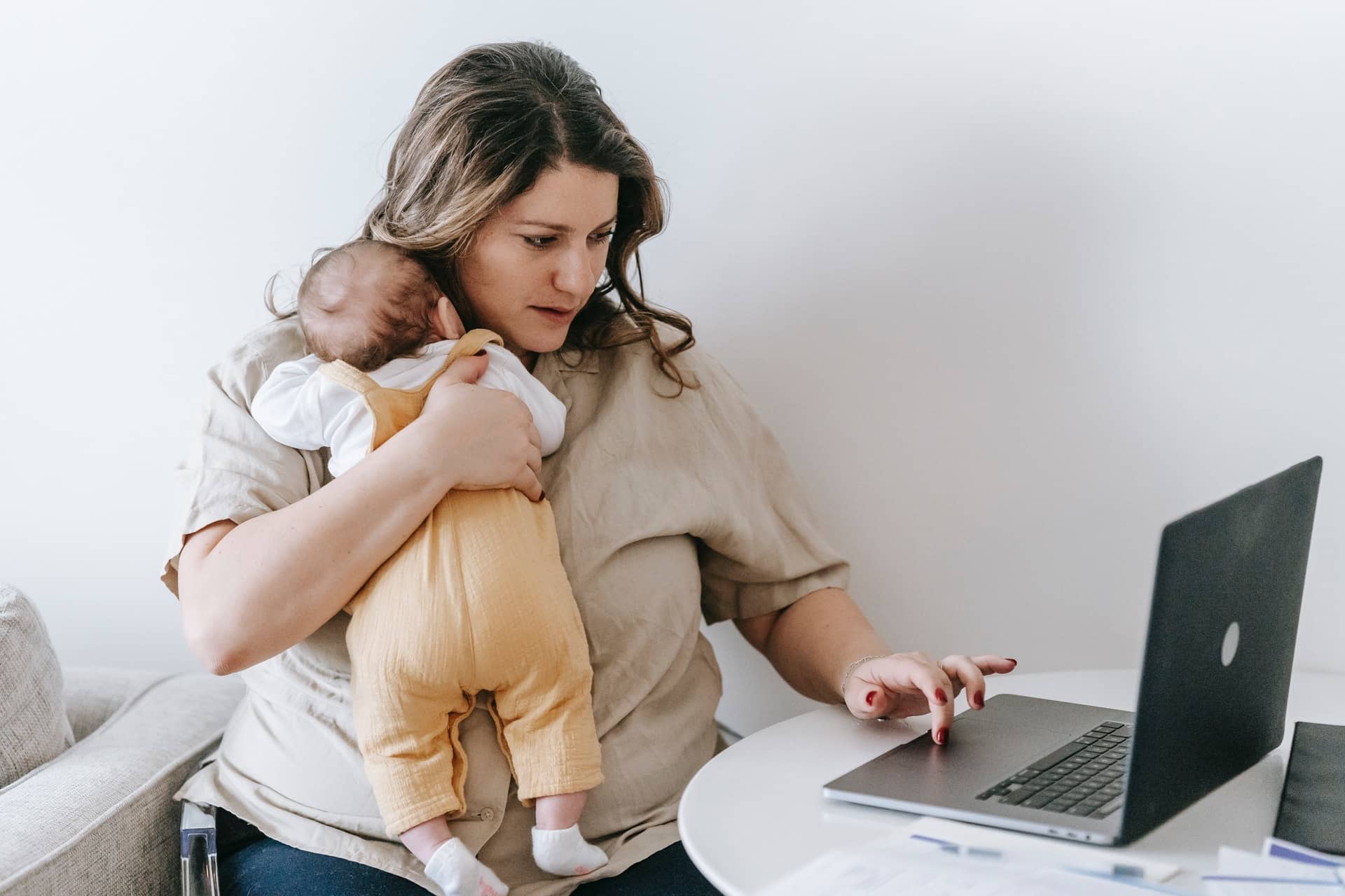 Moça no computador com bebê