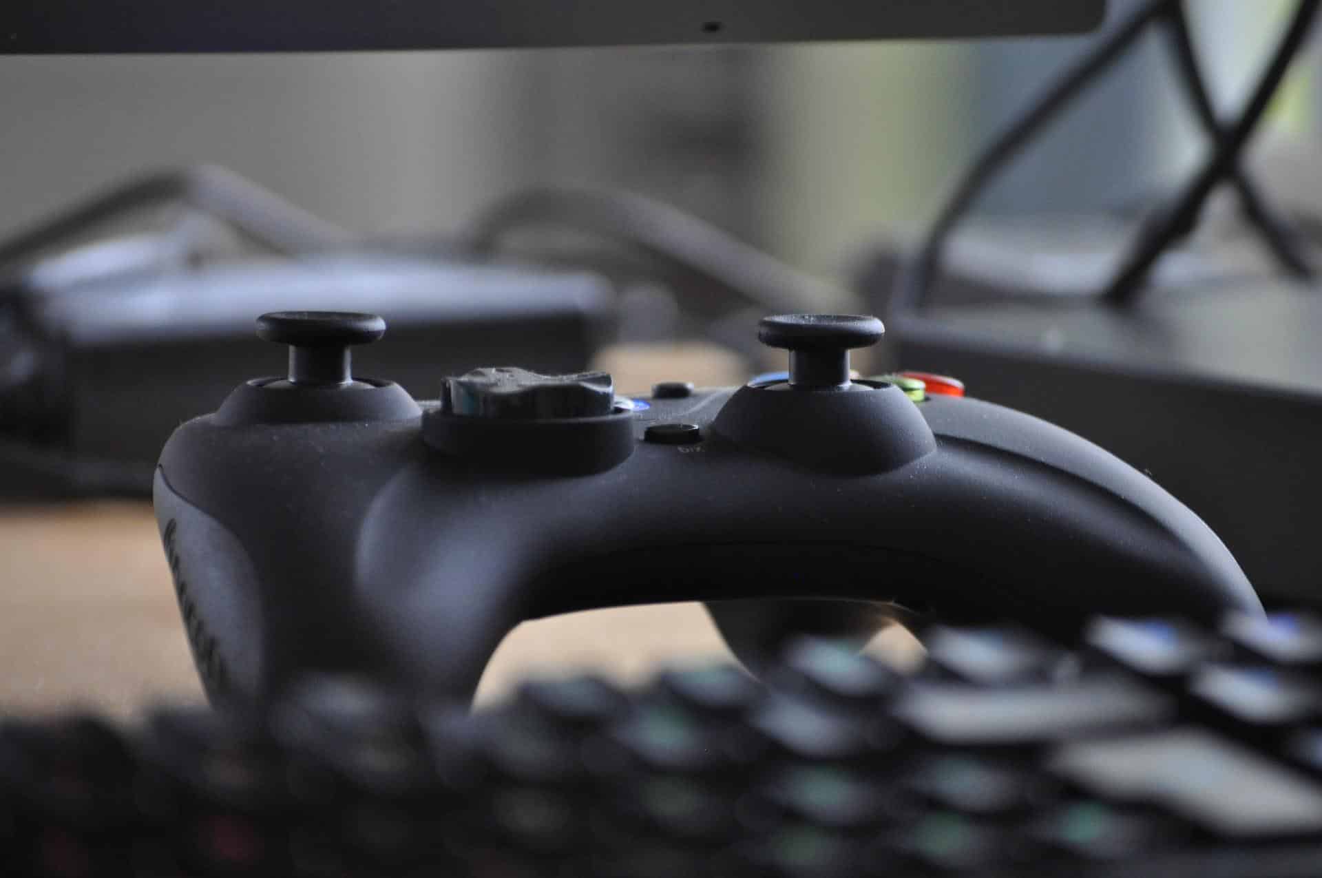 Foto de um console e um teclado de videogame.
