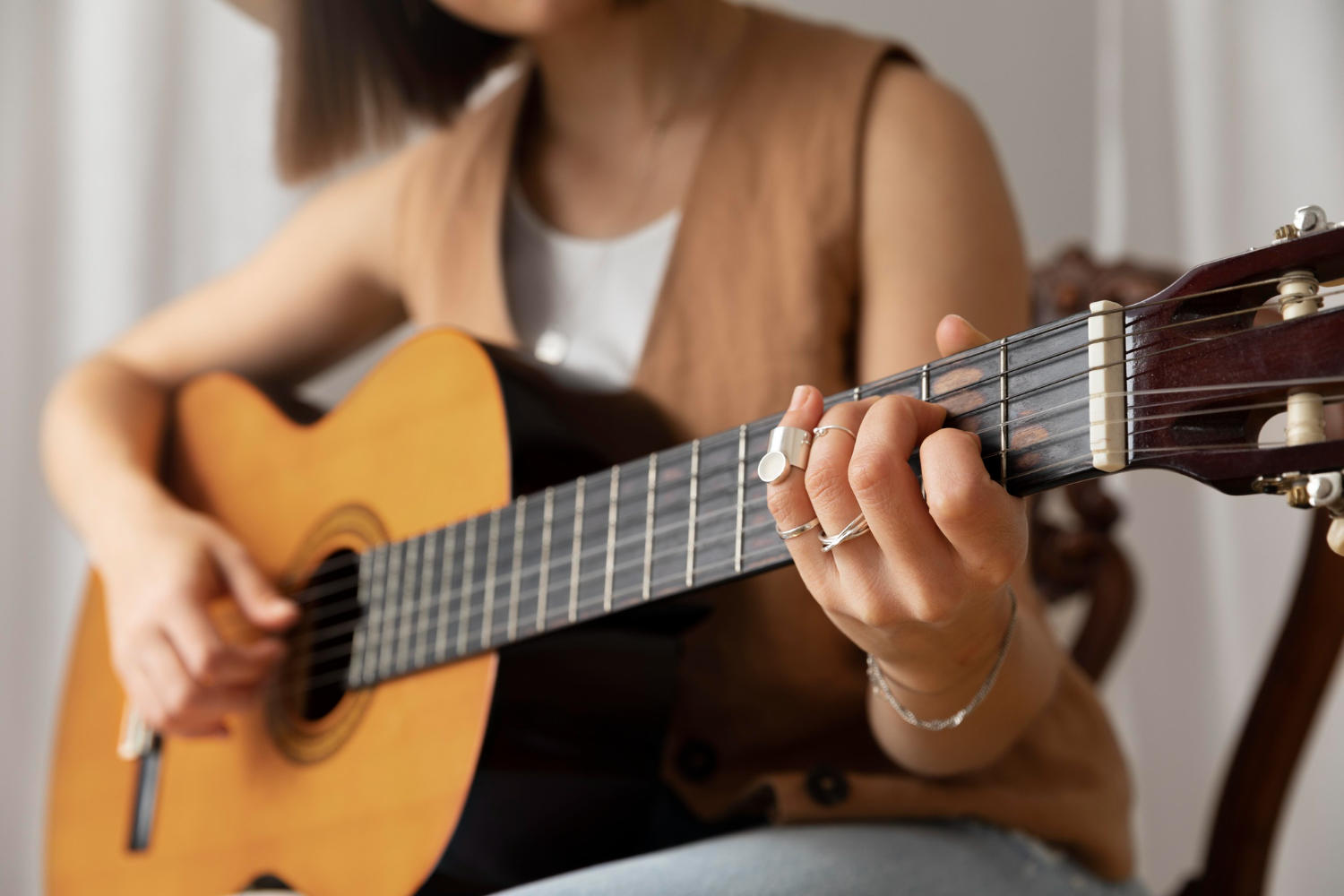 Mulher tocando violão sozinha.