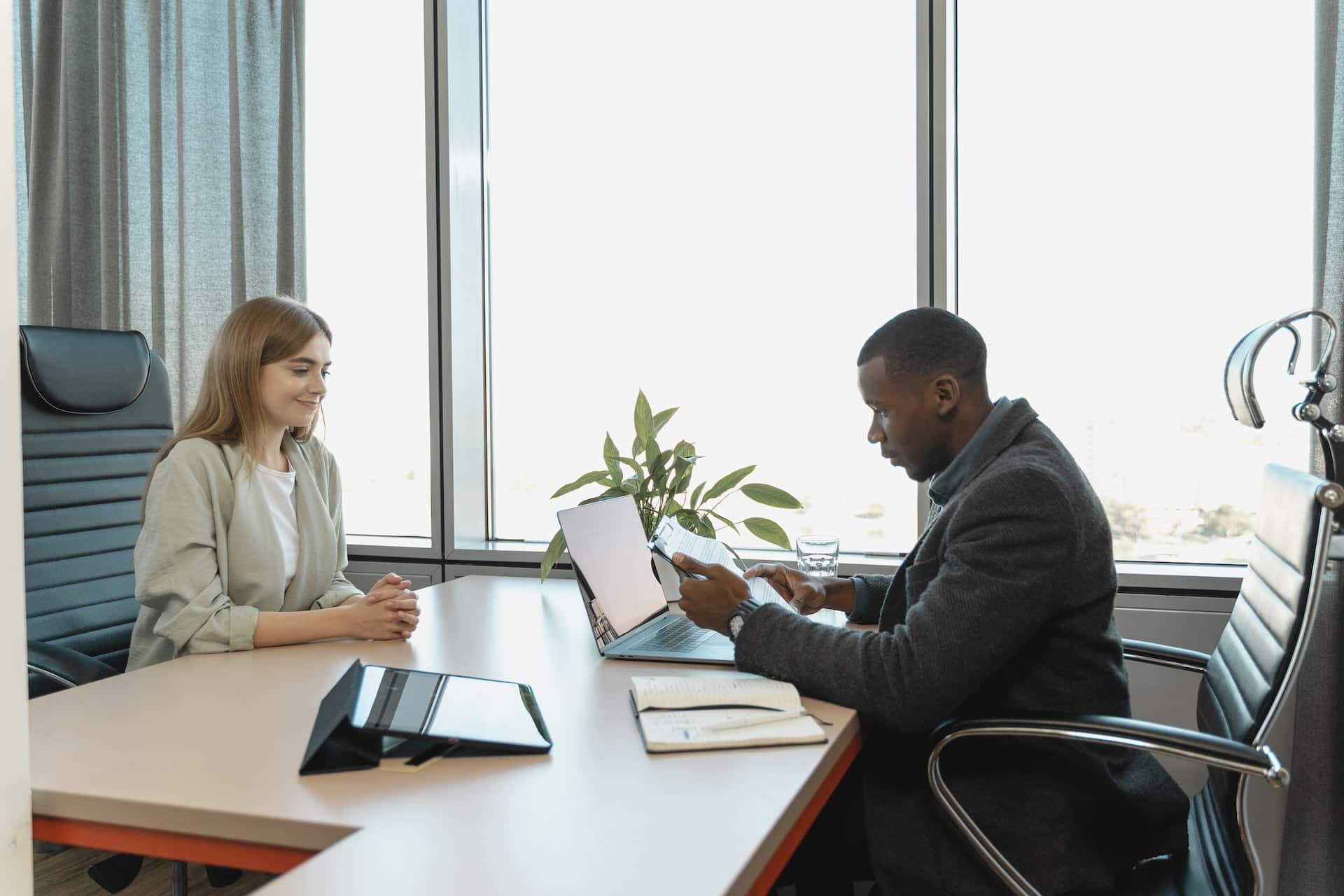 Pessoas conversando no espaço corporativo