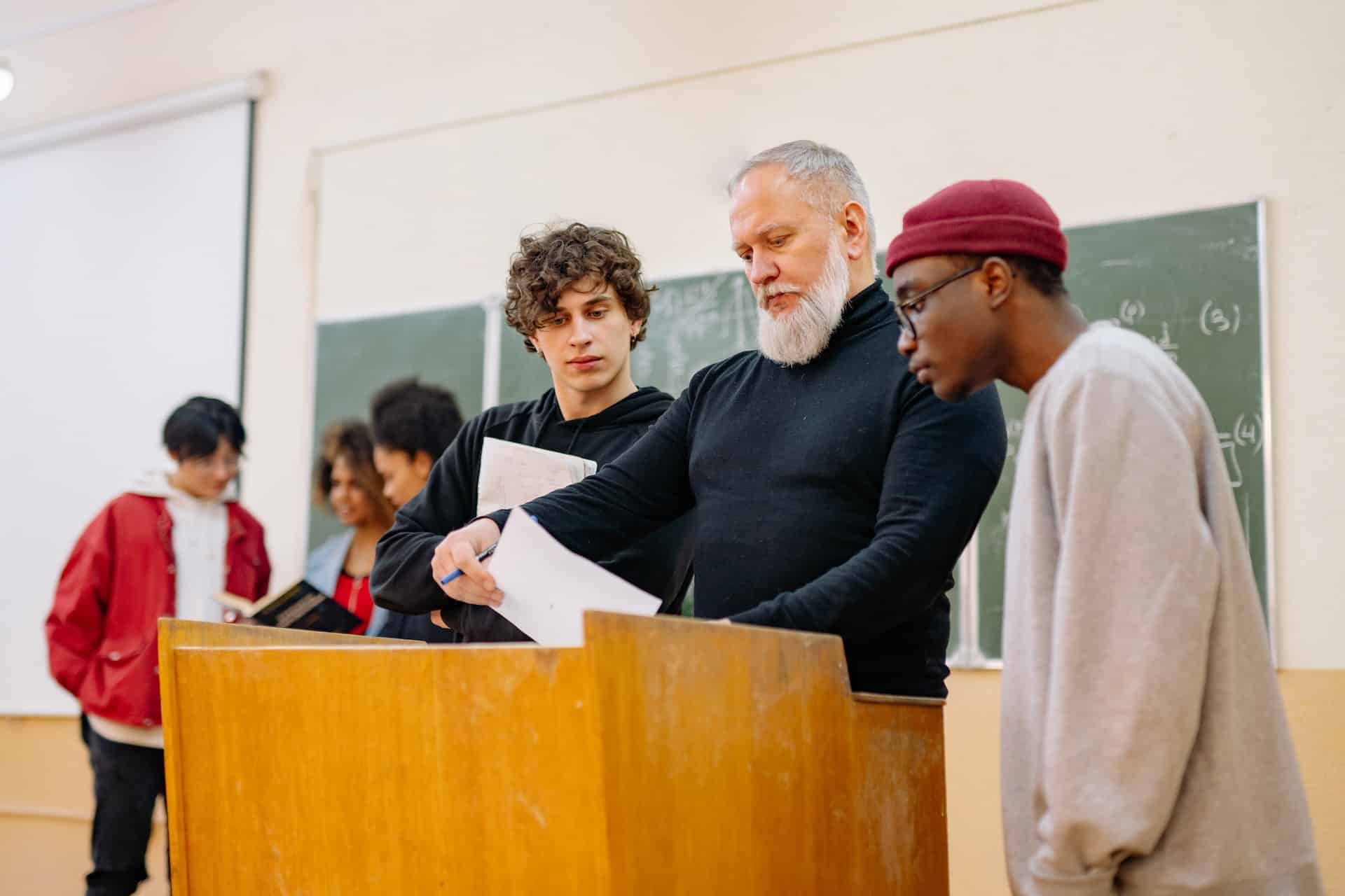 Professor universitário com alunos