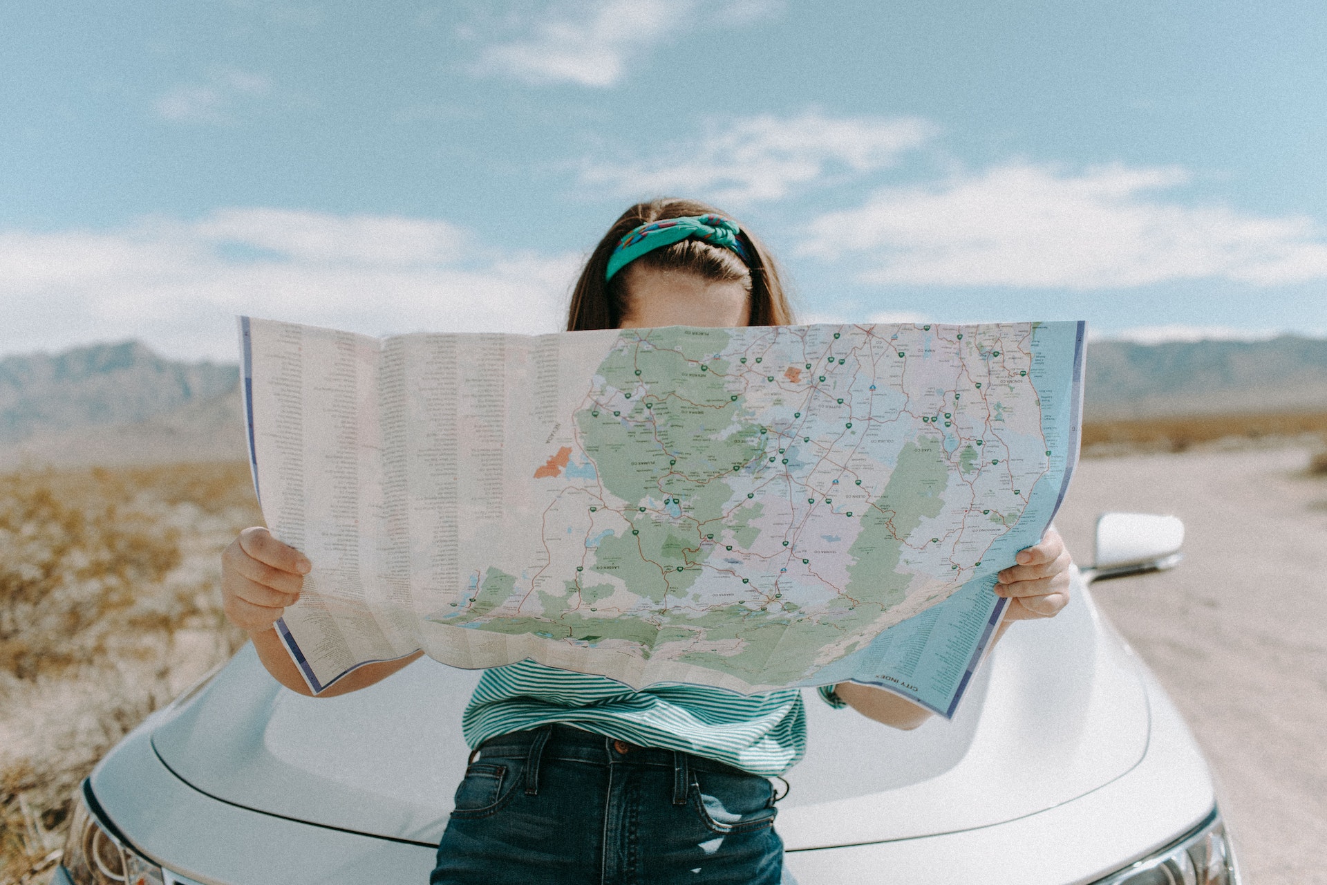 Turista segurando um mapa