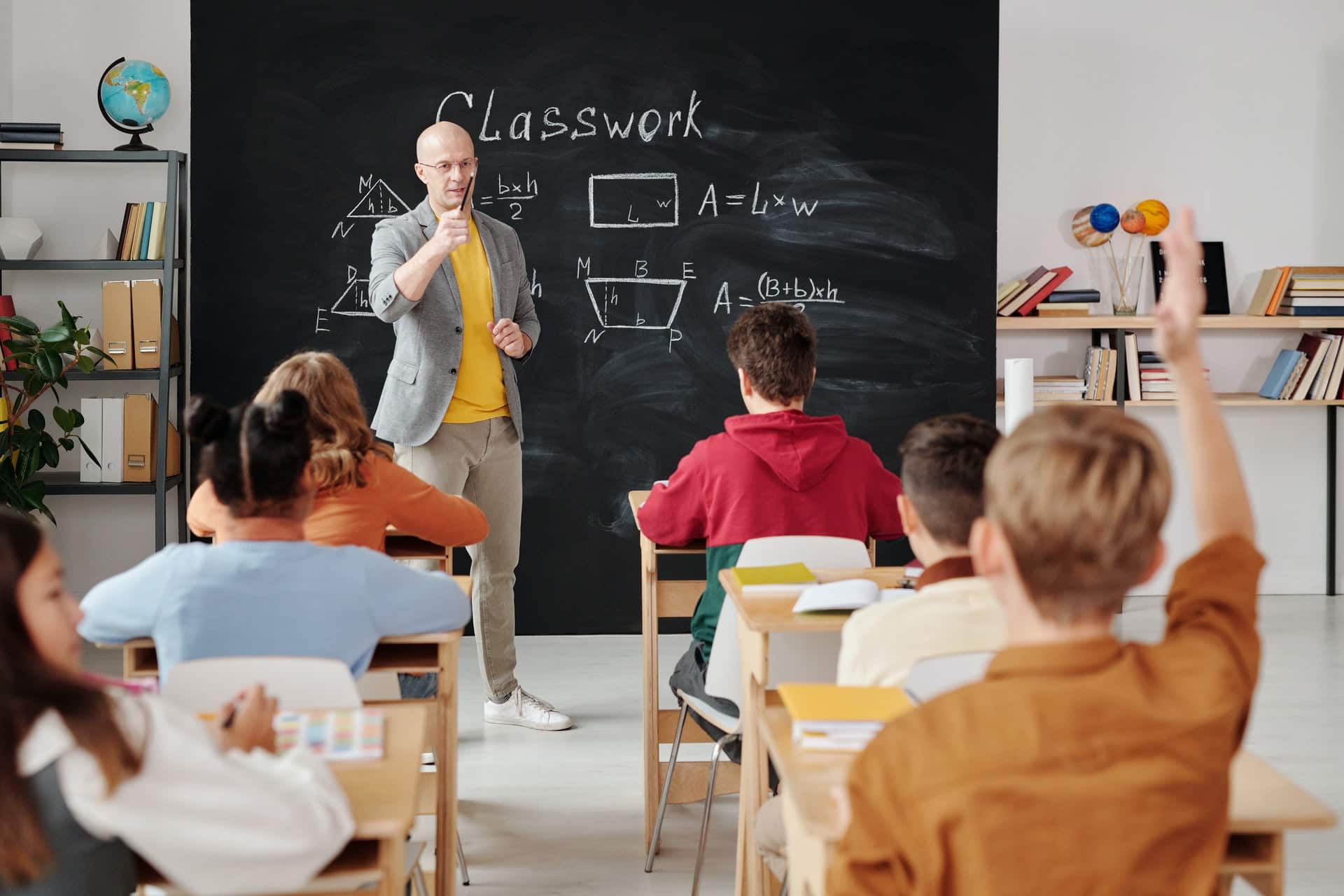 Crianças e professor em classe