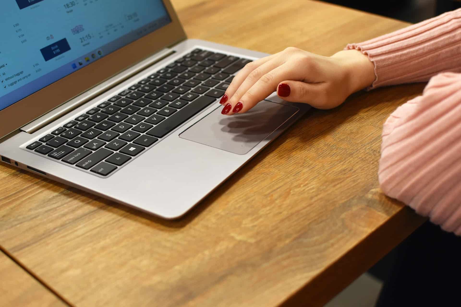 Mulher usando um notebook