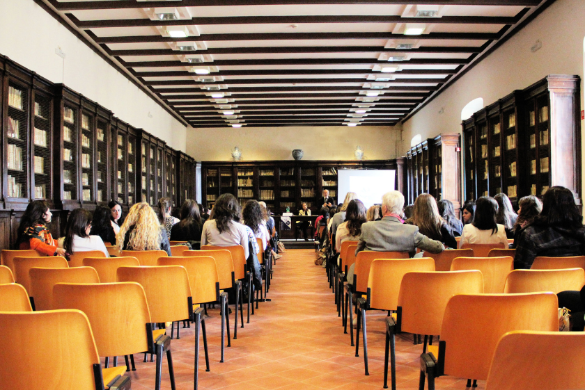 Sala repleta por cadeiras e livros expostos