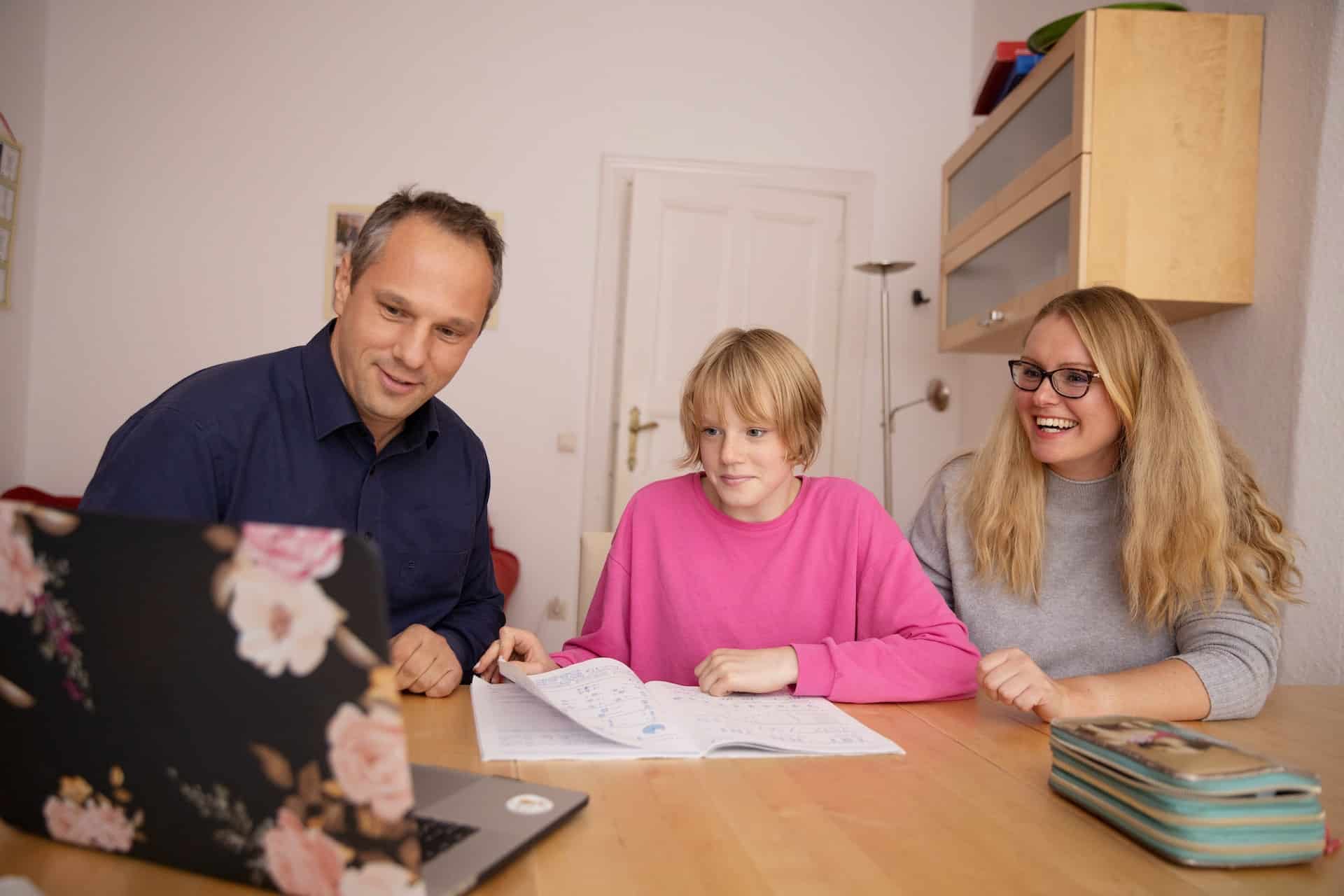 Família estudando junto