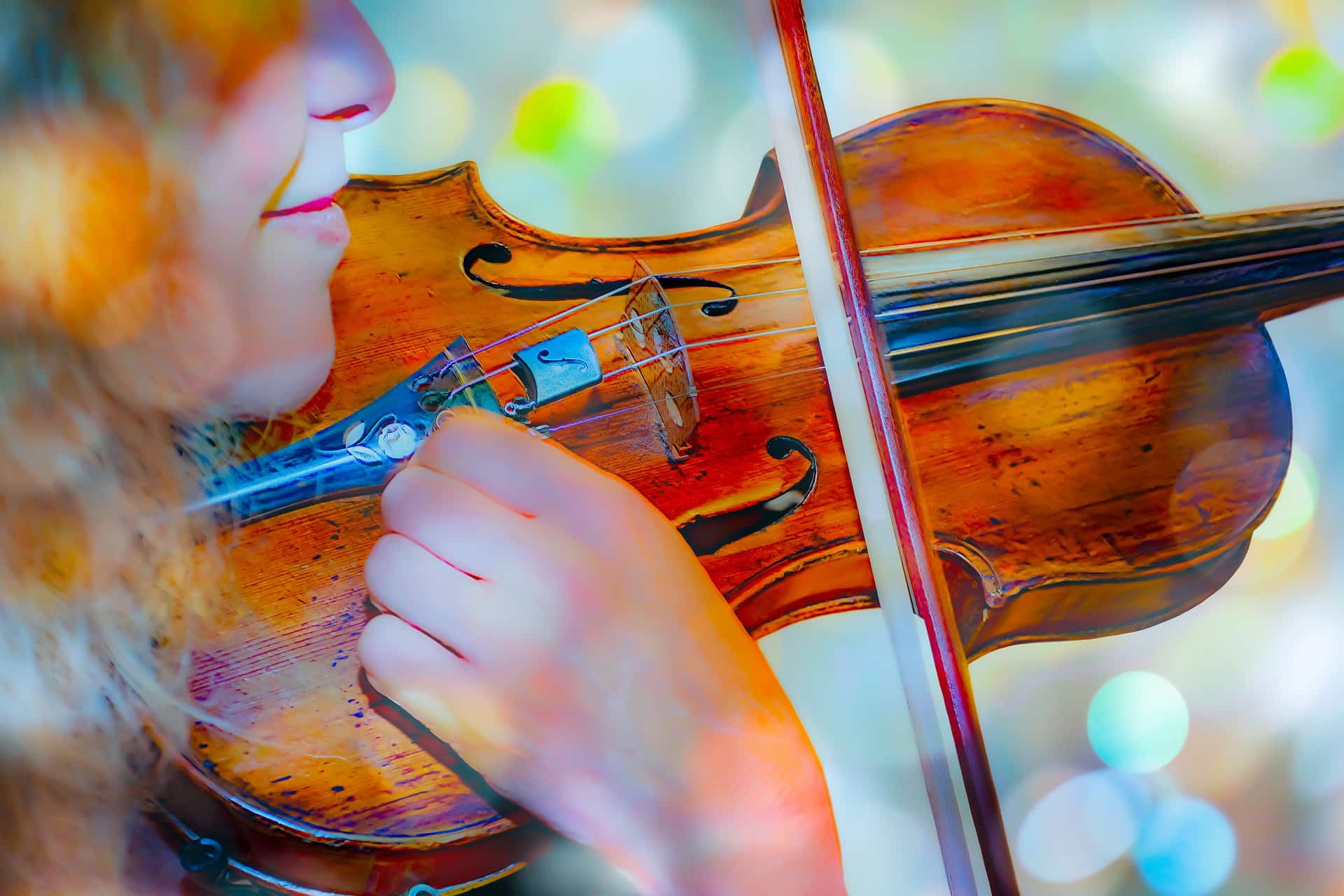 Mulher tocando violino com luzes.
